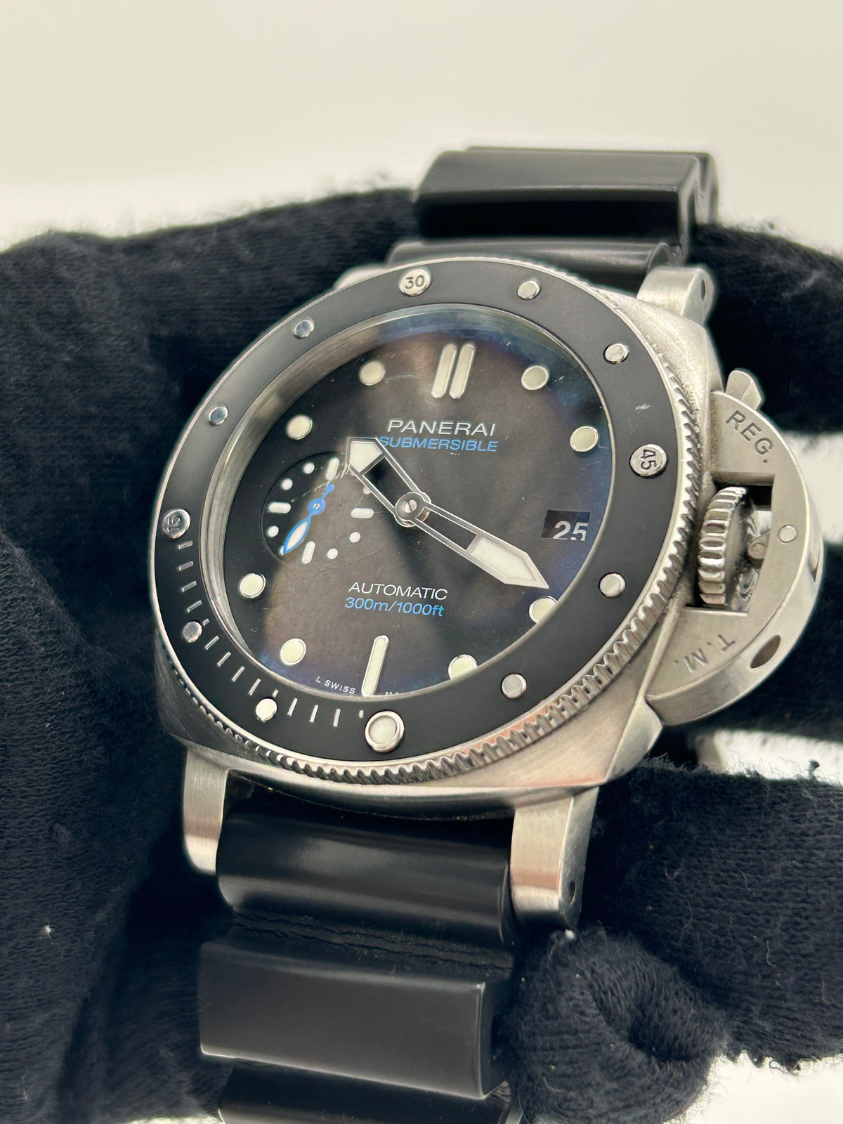 Panerai Luminor Submersible 3 Days Black Dial on Black Rubber Strap Ref. PAM00683 Complete 2019 — view 3
