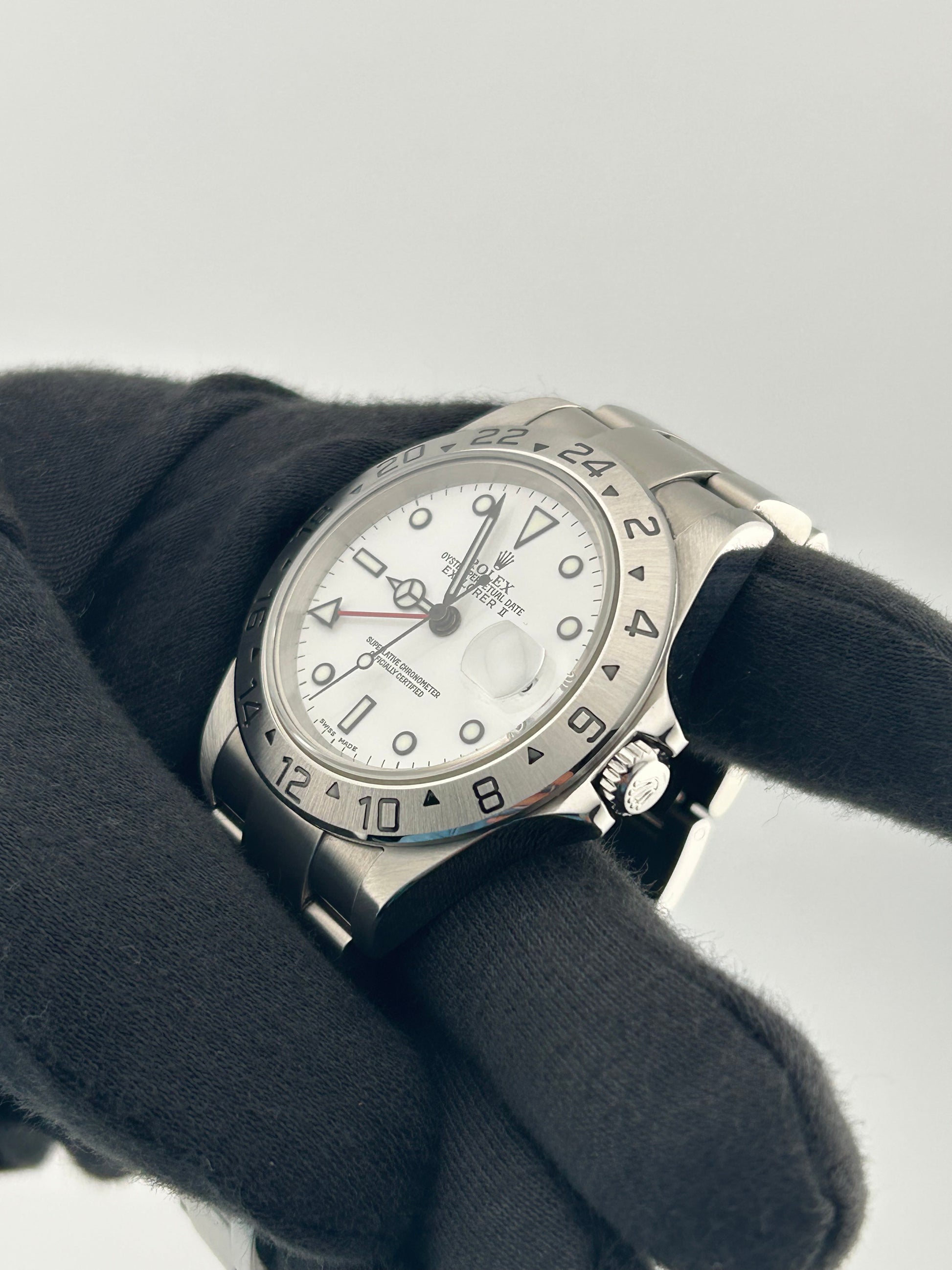 Rolex Explorer II White Dial on Oyster Ref. 16570 Papers 2005 — view 3