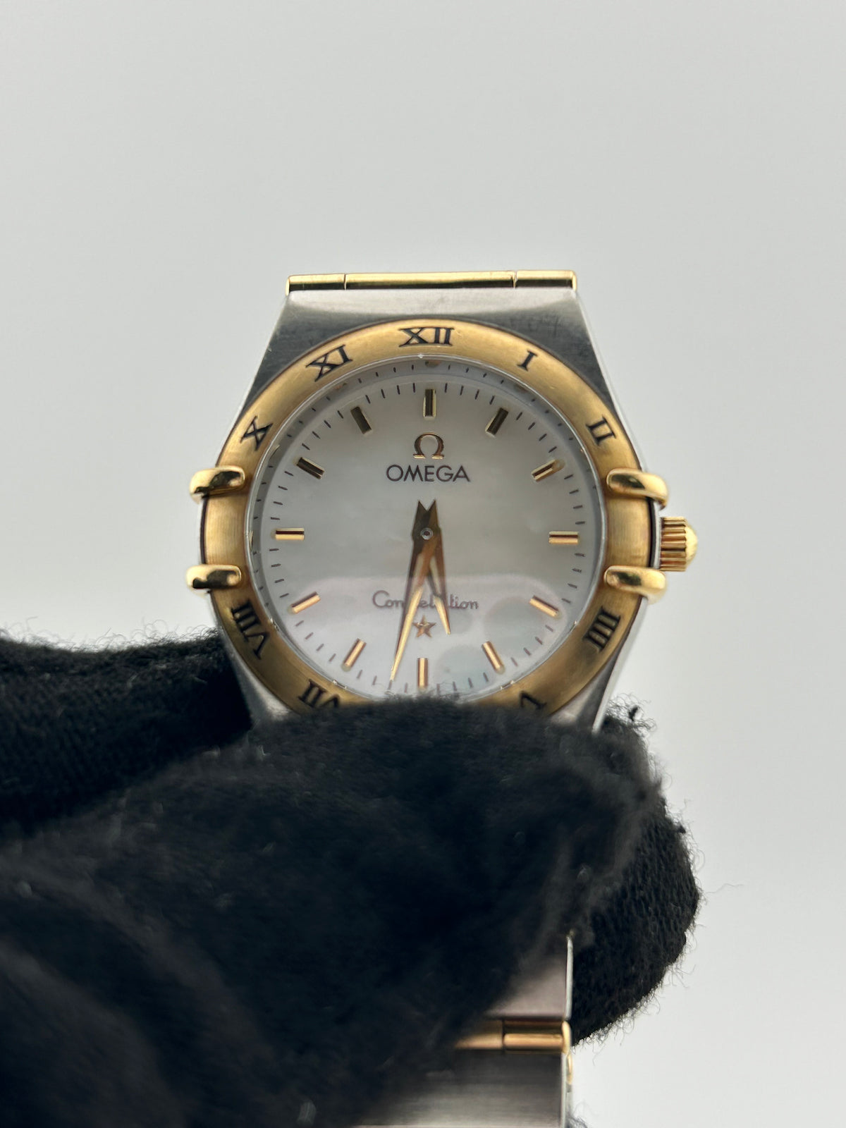 Omega Constellation White Mop Dial on 2 Tone Bracelet Ref. 1272.70 — view 3