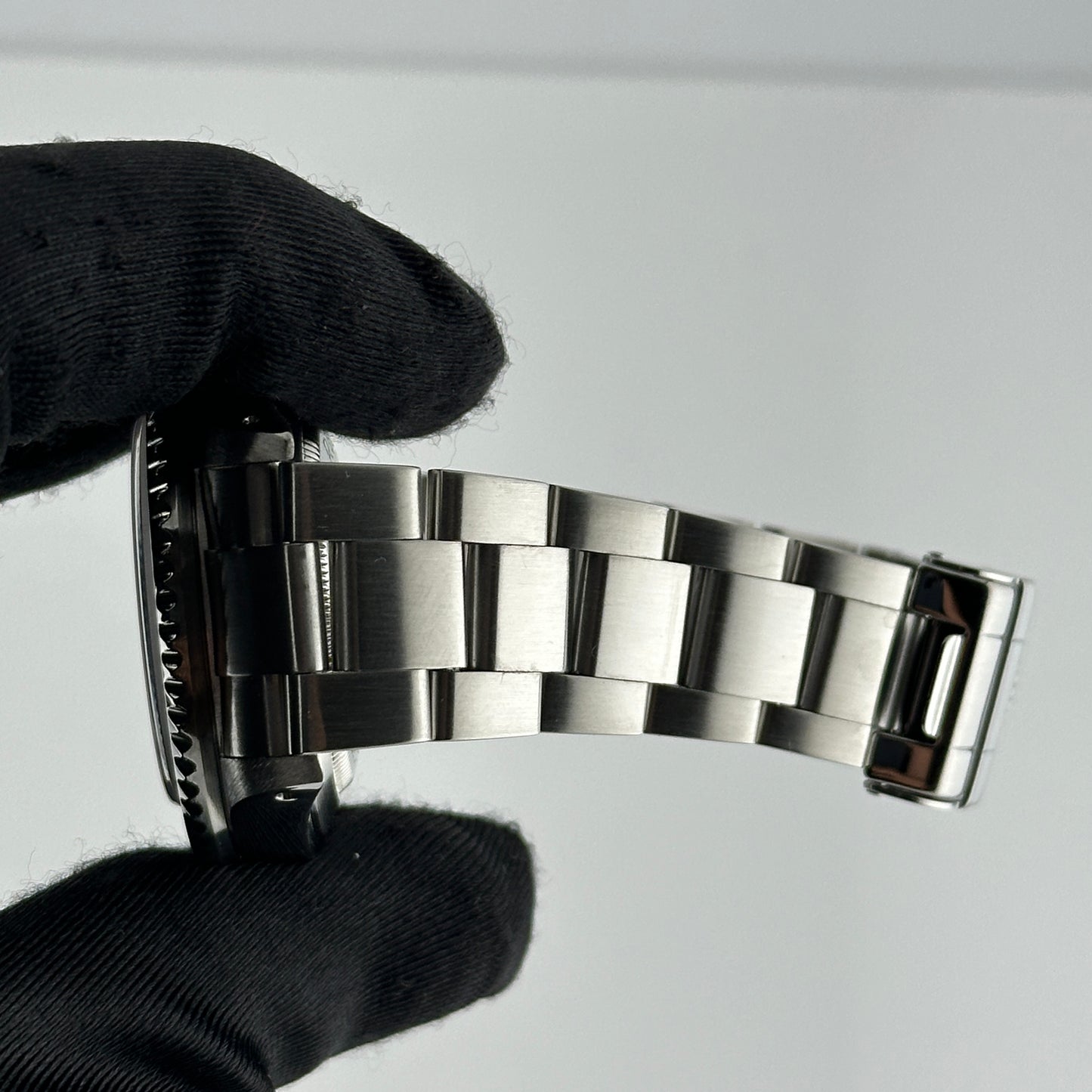 Rolex Sea-Dweller Black Dial on Oyster Ref. 16600 Papers 2000 — view 3