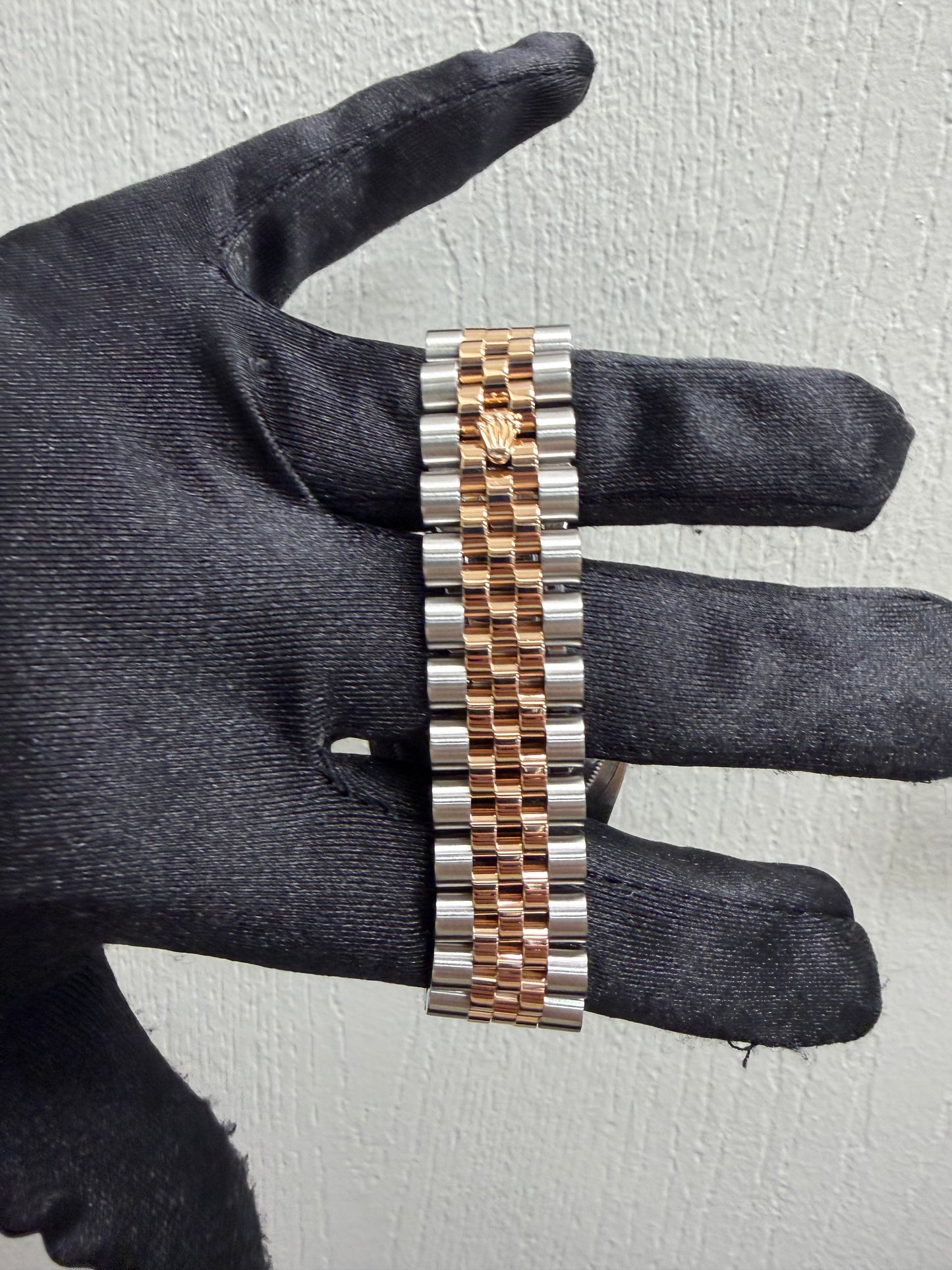 Rolex Datejust Turn-o-Graph Silver / Rose Stick Dial on Jubilee Hidden Clasp Ref. 116261 2005 — view 3