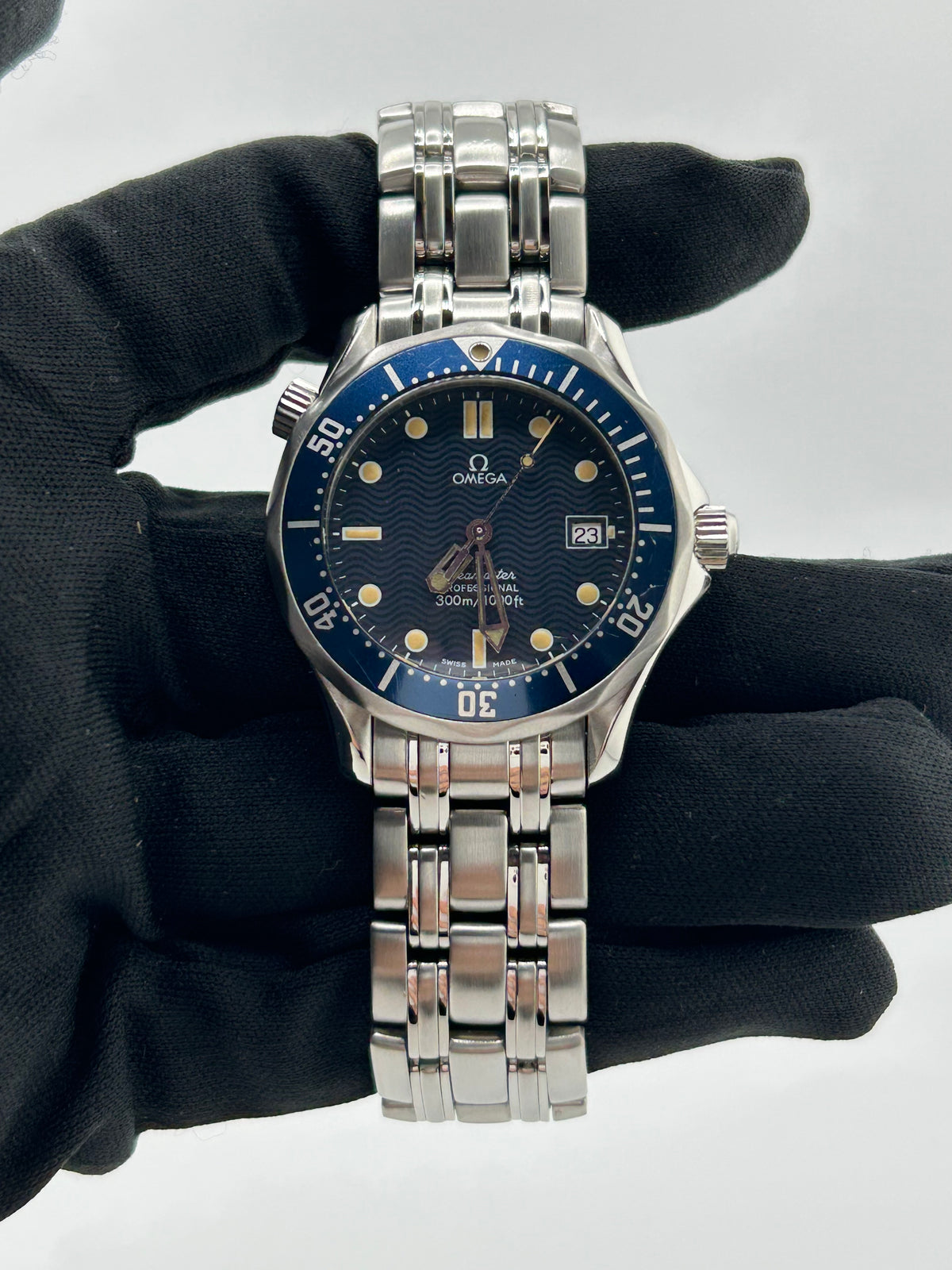 Omega Seamaster Professional 300M Dark Blue Dial on Stainless Steel Bracelet Ref. 2561.80 — view 2