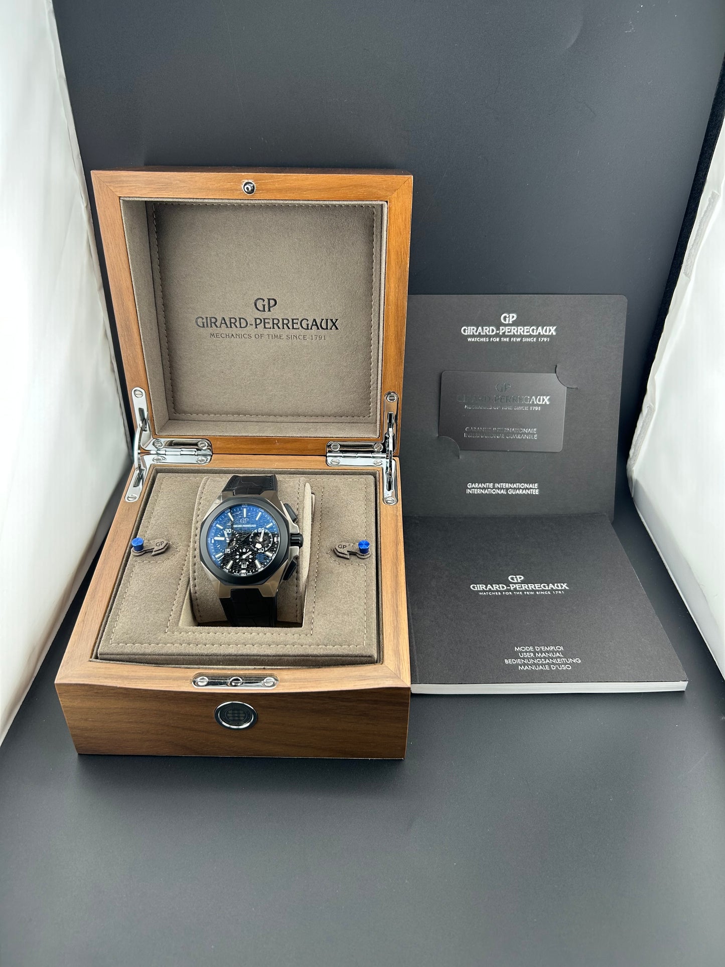 Girard Perregaux Sea Hawk Black Dial on Black Rubber Band Ref. 49971 Complete — view 7