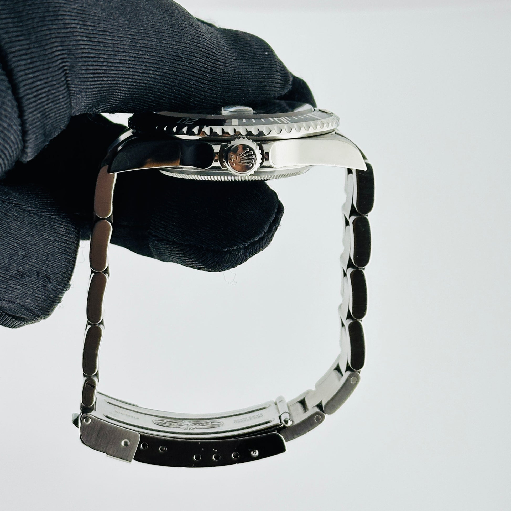 Rolex Submariner Black Dial on Oyster Bracelet Ref. 16610 Papers 2006 — view 6