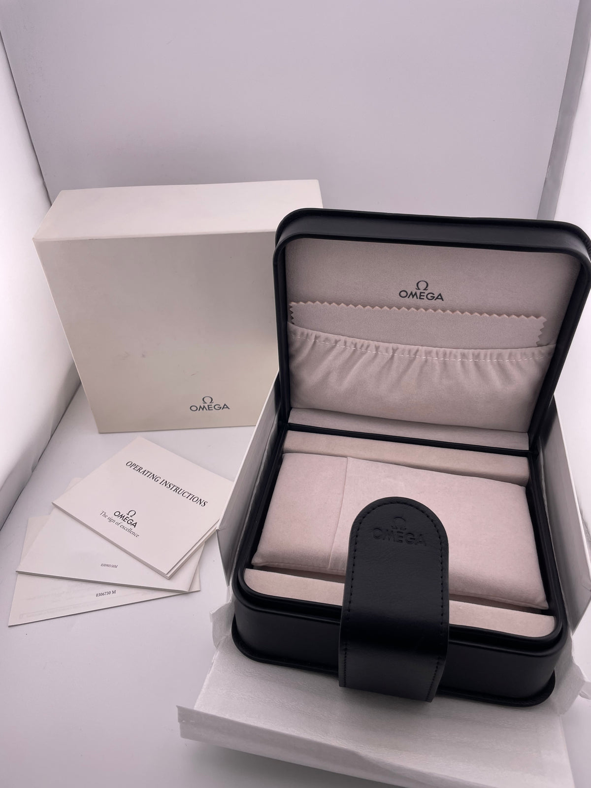 Omega Speedmaster Broad Arrow Black Dial on Stainless Steel Bracelet Ref. 3594.50 Complete 1999 — view 8