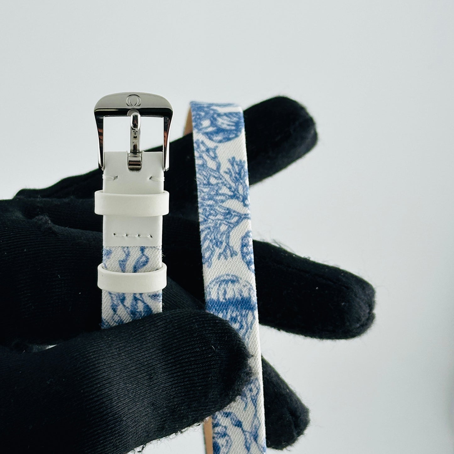 Omega De Ville Mini Tr√©sor Quartz White / Blue Roman Markers Dial on Fabric Strap Ref. 428.17.26.60.04.001 Card Open Date — view 3