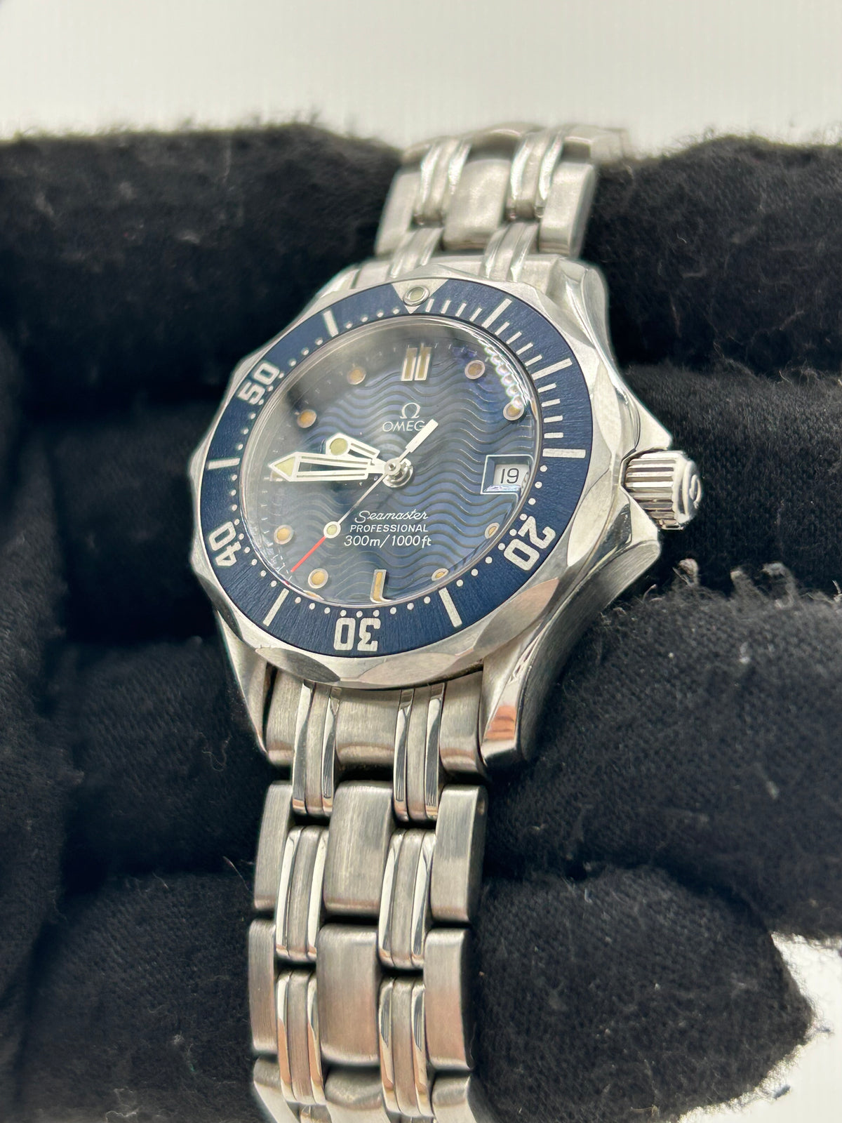 Omega Seamaster Blue Dial on Stainless Steel Bracelet Ref. 2583.80.00 — view 3