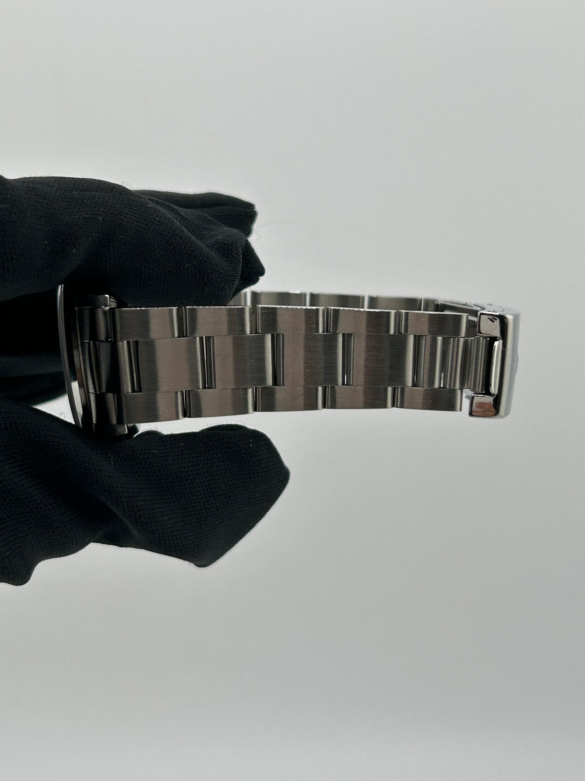 Rolex Oyster Perpetual 31 Black Dial on Stainless Steel Bracelet Ref. 77080 2006 — view 5