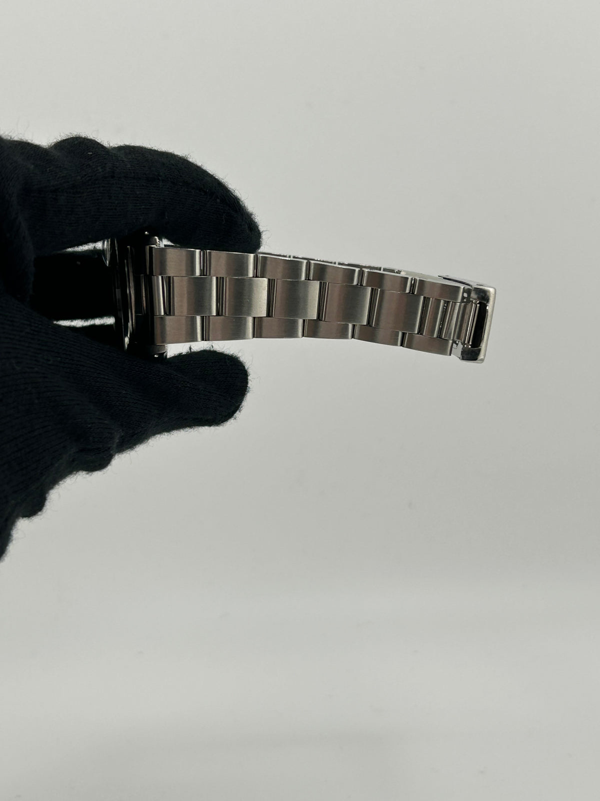 Rolex Oyster Perpetual Date Silver Index Dial on Oyster Rivet Bracelet Ref. 1500 1969 — view 4