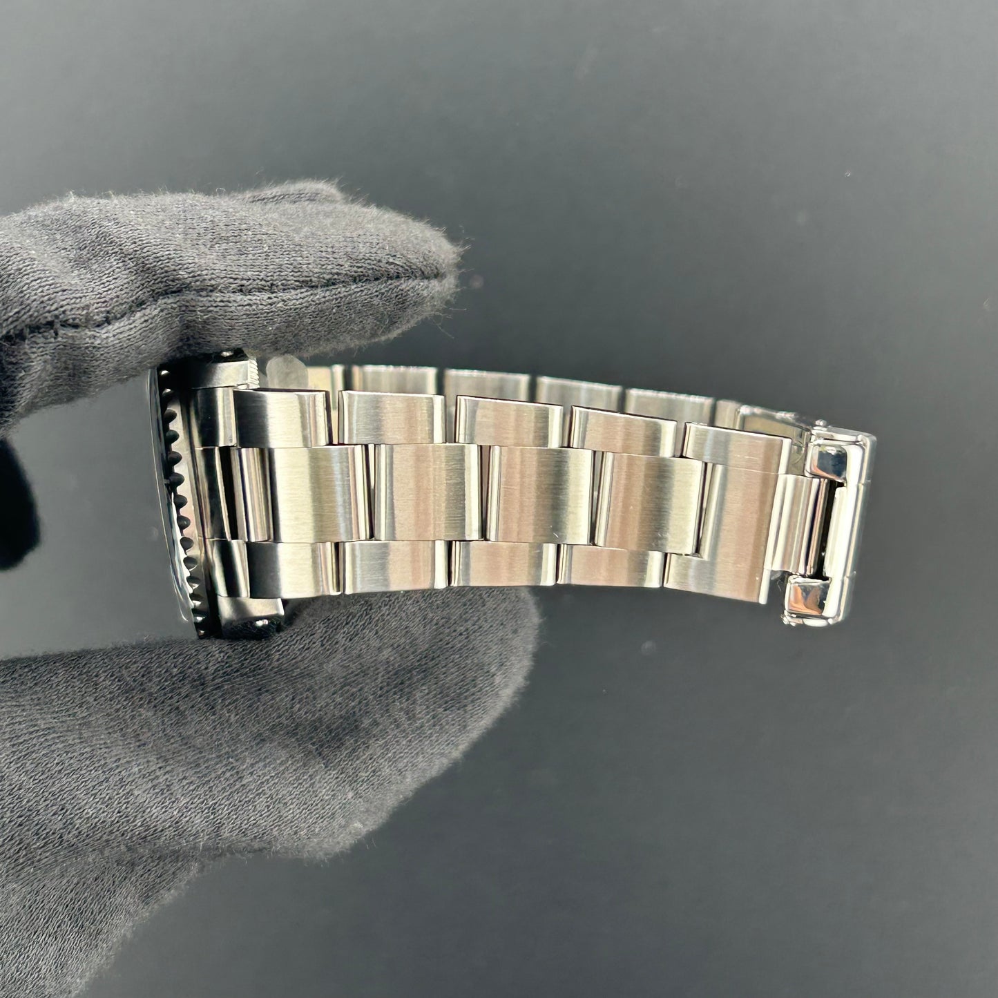 Rolex GMT-Master Black Dial on Oyster Ref. 16700 Papers 2000 — view 5