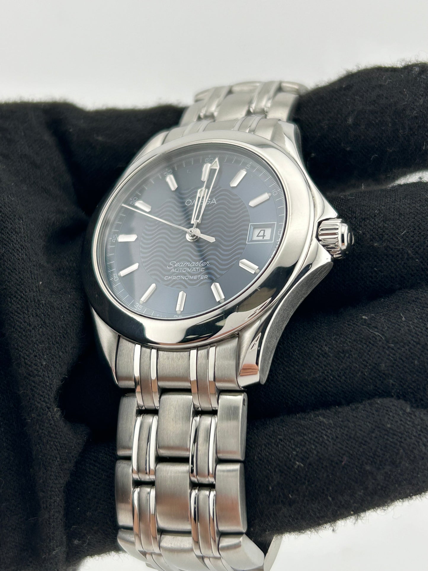 Omega Seamaster Blue Wave Motif Dial on Stainless Steel Bracelet Ref. 2501.81 — view 3