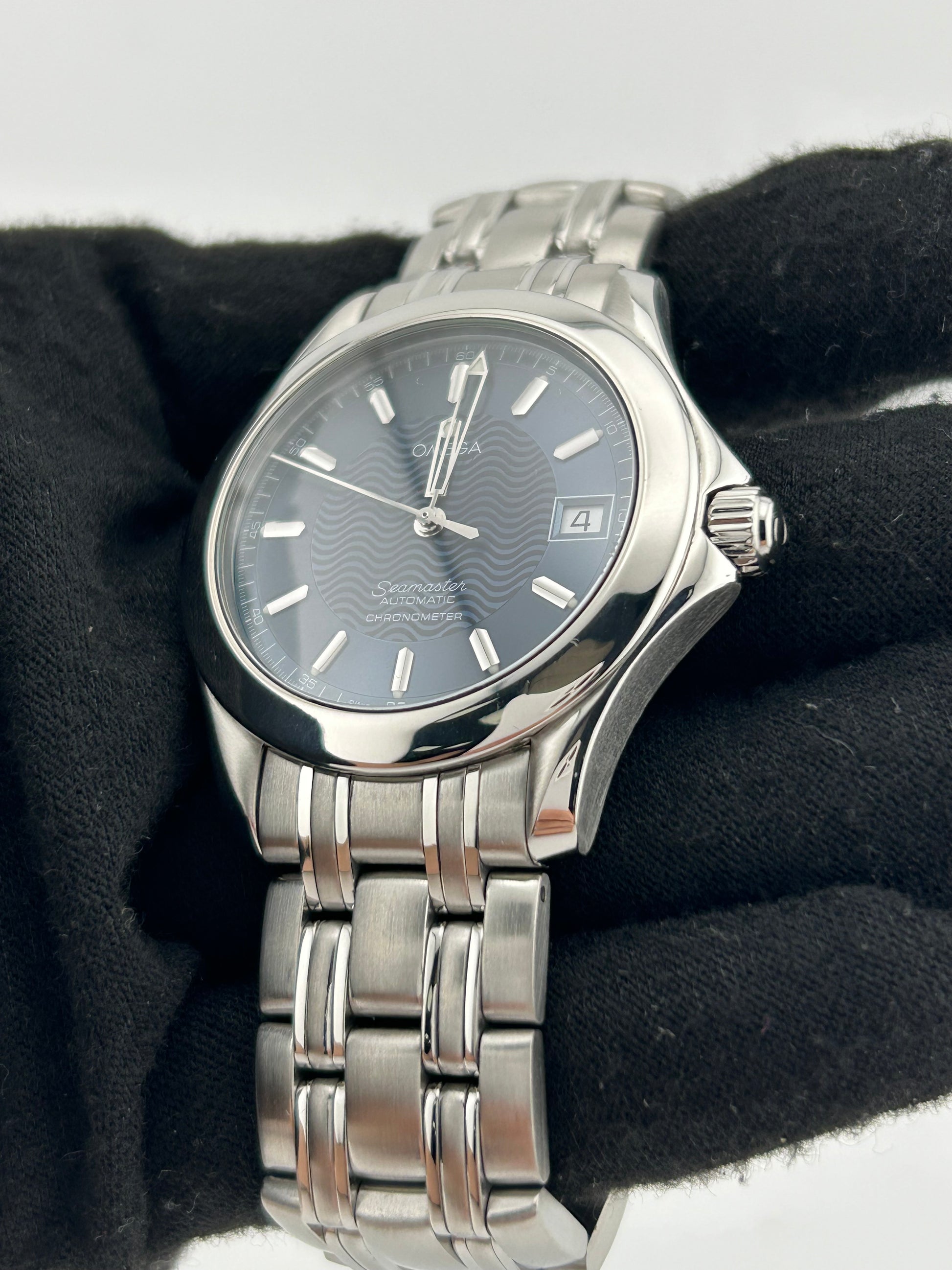 Omega Seamaster Blue Wave Motif Dial on Stainless Steel Bracelet Ref. 2501.81 — view 3