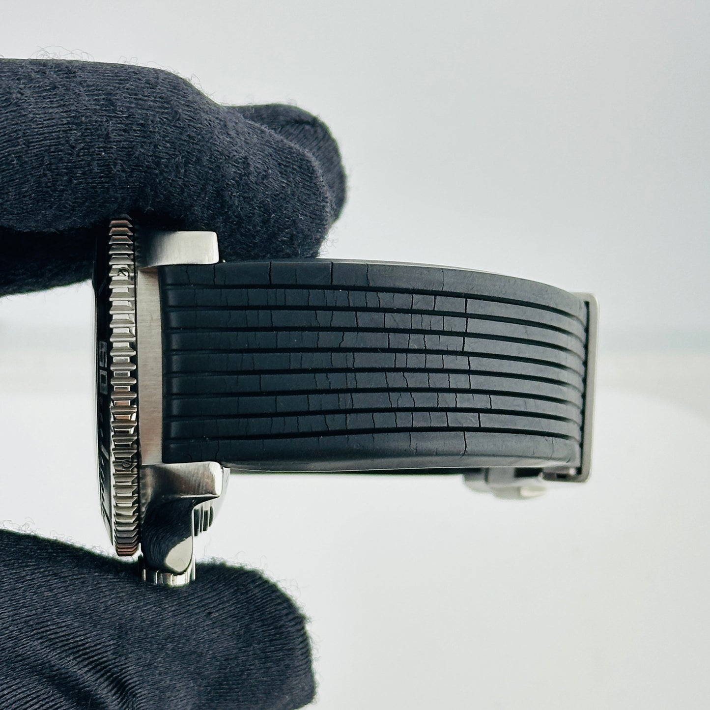 Breitling Aeromarine Superocean Black Dial on Stainless Steel Bracelet Ref. A17391 — view 4