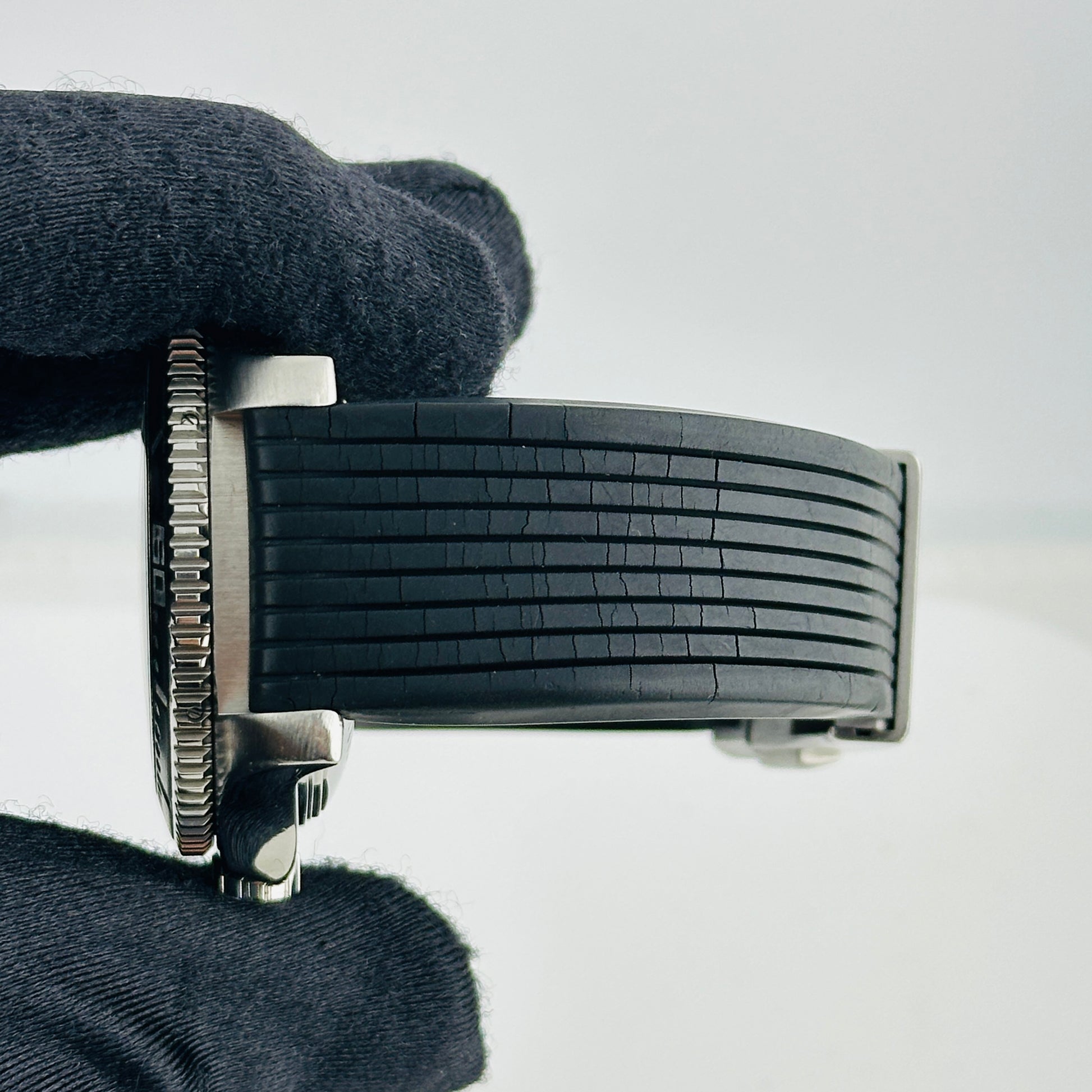 Breitling Aeromarine Superocean Black Dial on Stainless Steel Bracelet Ref. A17391 — view 4