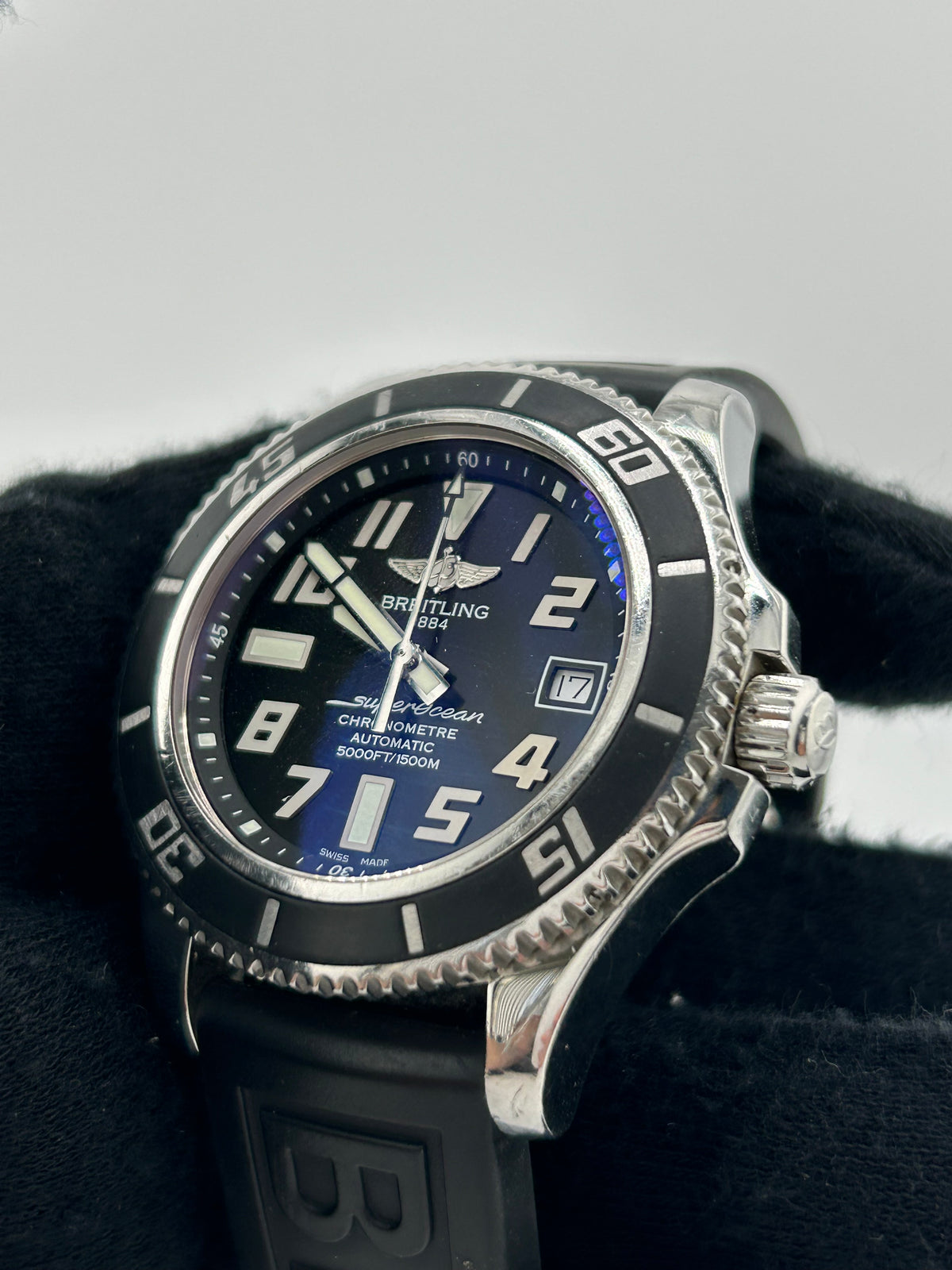 Breitling Superocean Black Dial on Black Rubber Band Ref. A17364 Complete 2013 — view 2