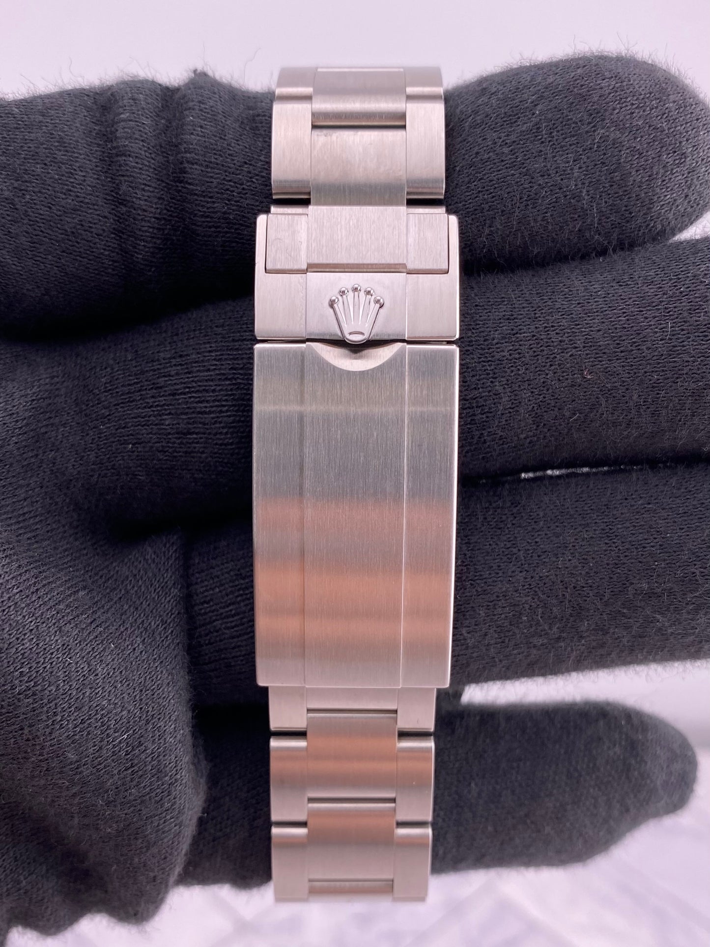 Rolex Submariner No-Date Black Dial on Oyster Ref. 124060 Card 2026 — view 4