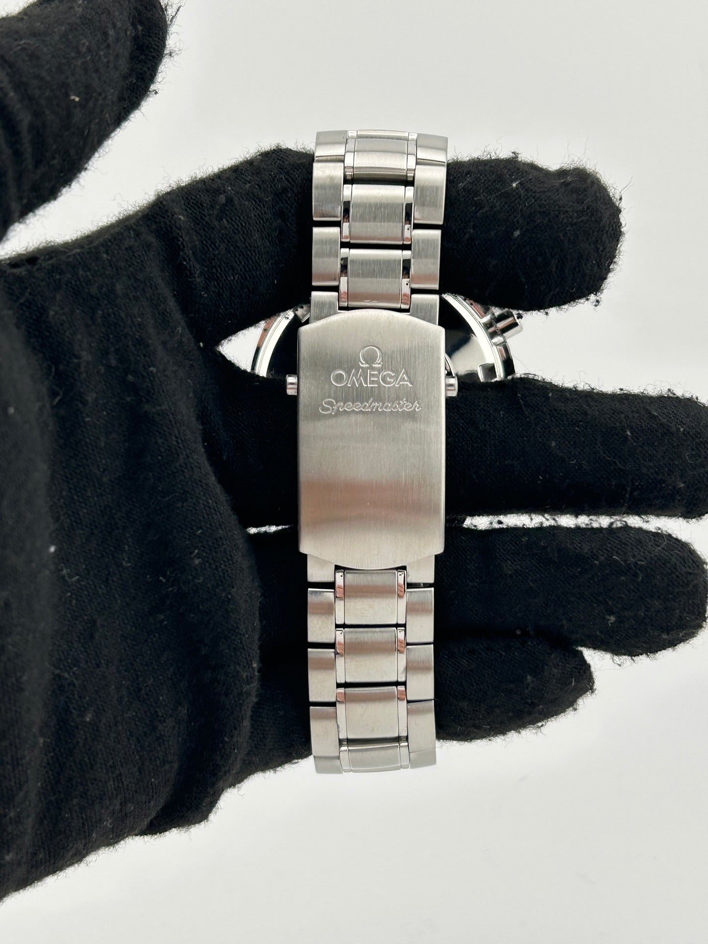 Omega Speedmaster Date Silver Dial on Stainless Steel Bracelet Ref. 3211.30 — view 4