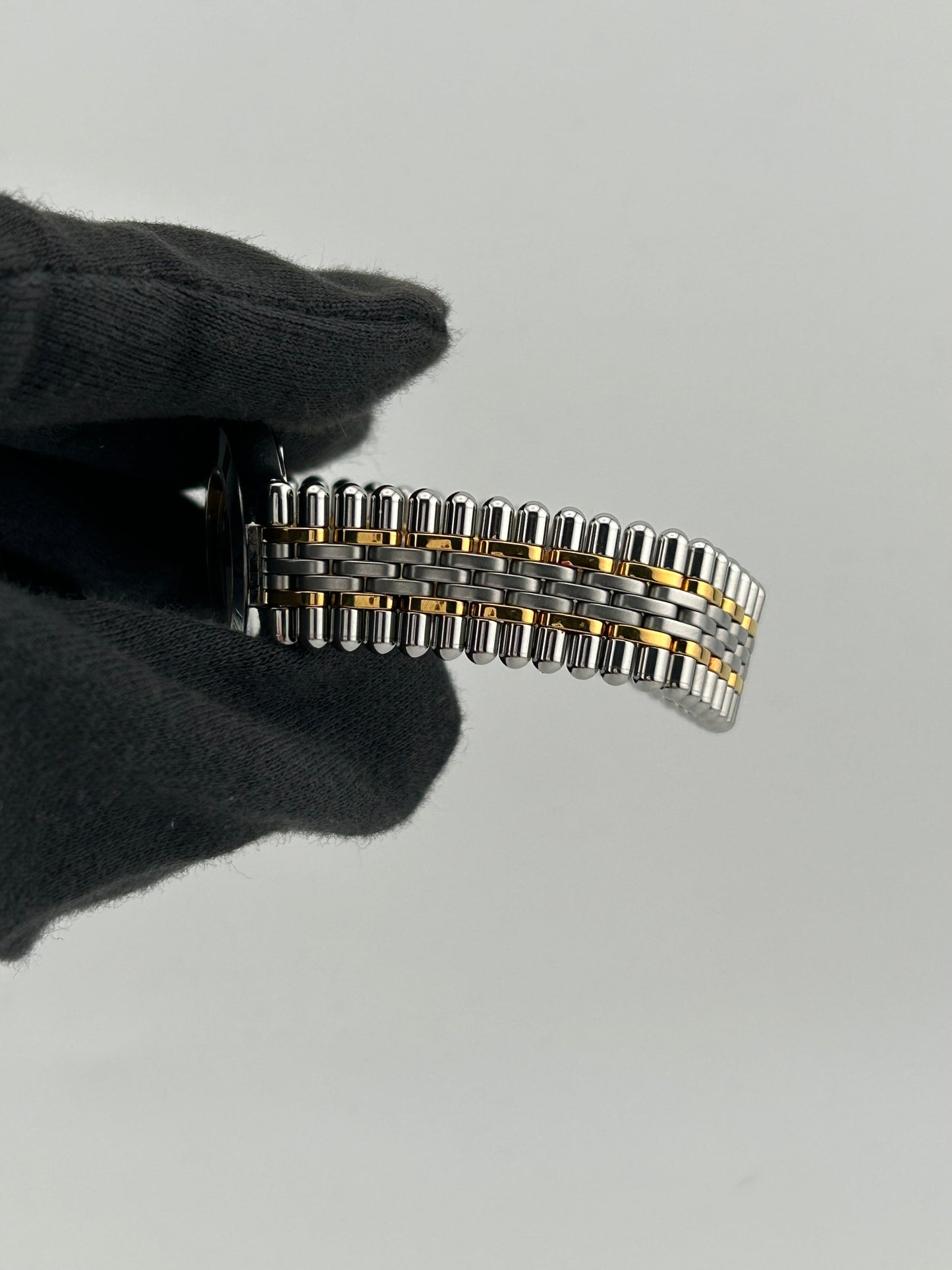 Cartier 21 Must de Cartier Silver Dial on Gold Plated Stainless Steel Bracelet Ref. 1340 — view 4