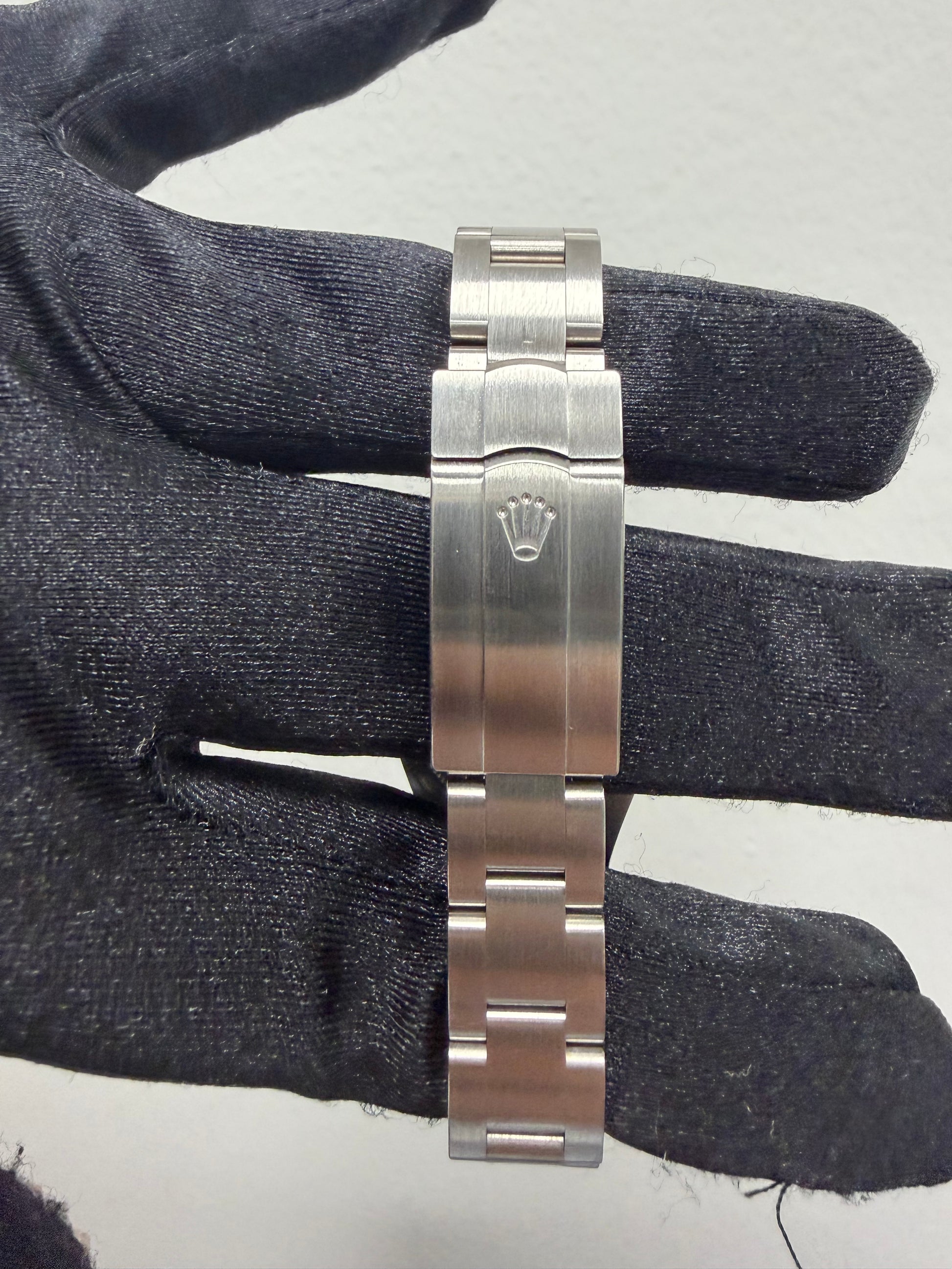 Rolex Oyster Perpetual 28 Med Blue Dial on Oyster Ref. 276200 Card 2025 — view 3