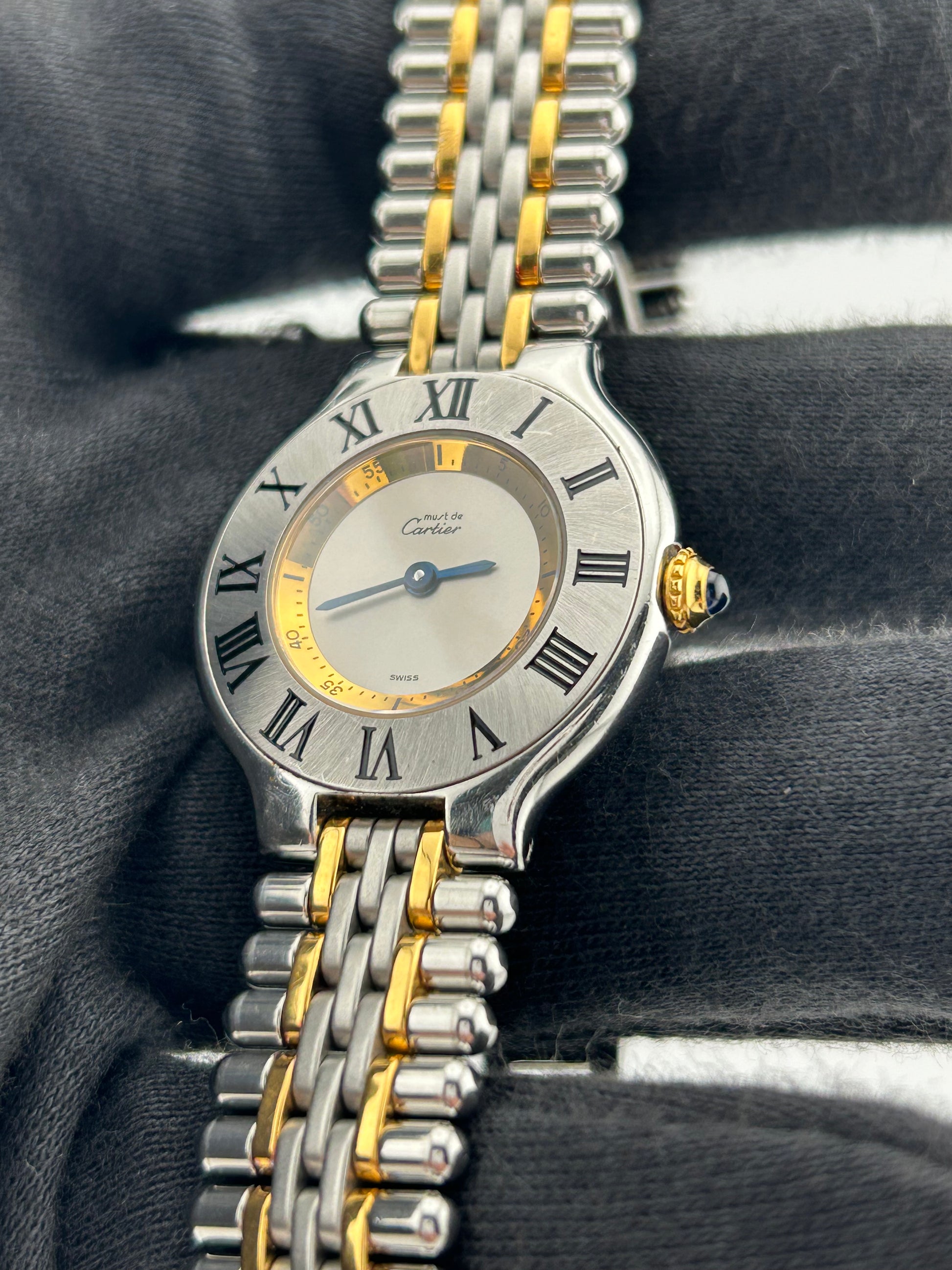 Cartier 21 Must de Cartier Silver Dial on Gold Plated Stainless Steel Bracelet Ref. 1340 — view 2