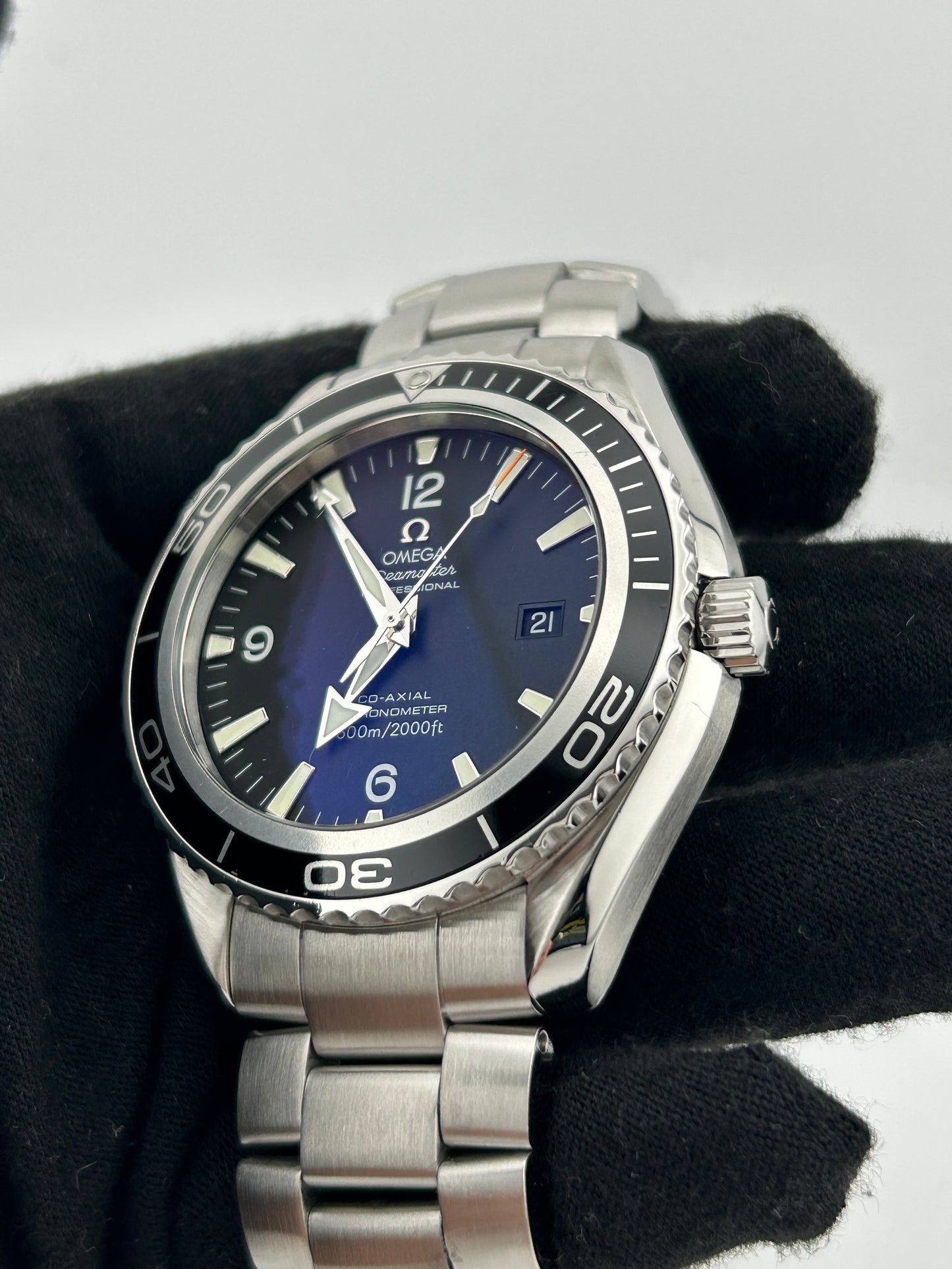 Omega Seamaster Planet Ocean Black Dial on Stainless Steel Bracelet Ref. 2200.50.00 Card 2006 — view 3