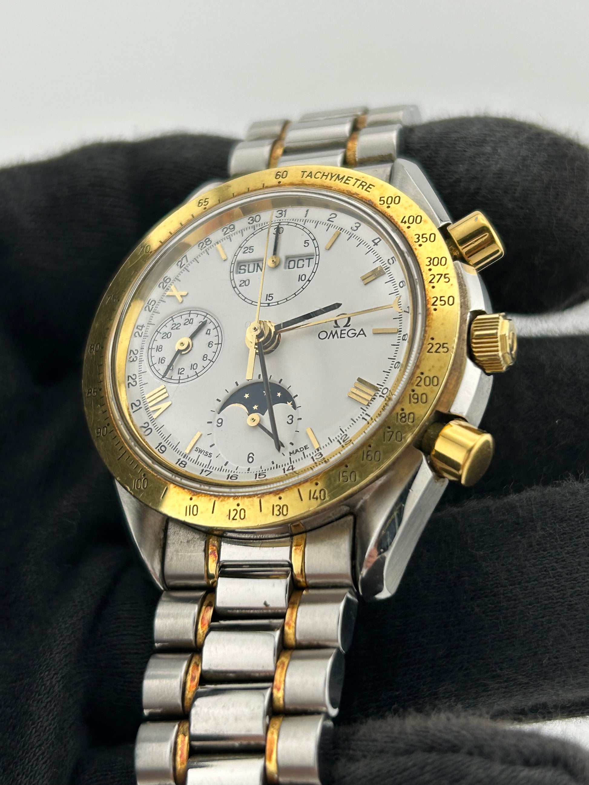 Omega Speedmaster Moonwatch Professional White Dial on 2 Tone Yellow Gold / Stainless Steel Bracelet Ref. 3330.20.00 — view 3