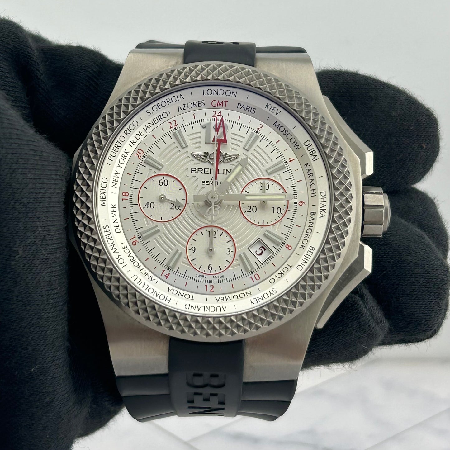 Breitling Bentley GMT Sliver Dial on Rubber & Metal Buckle Ref. EB0433/EB043335/G801 Papers 2017