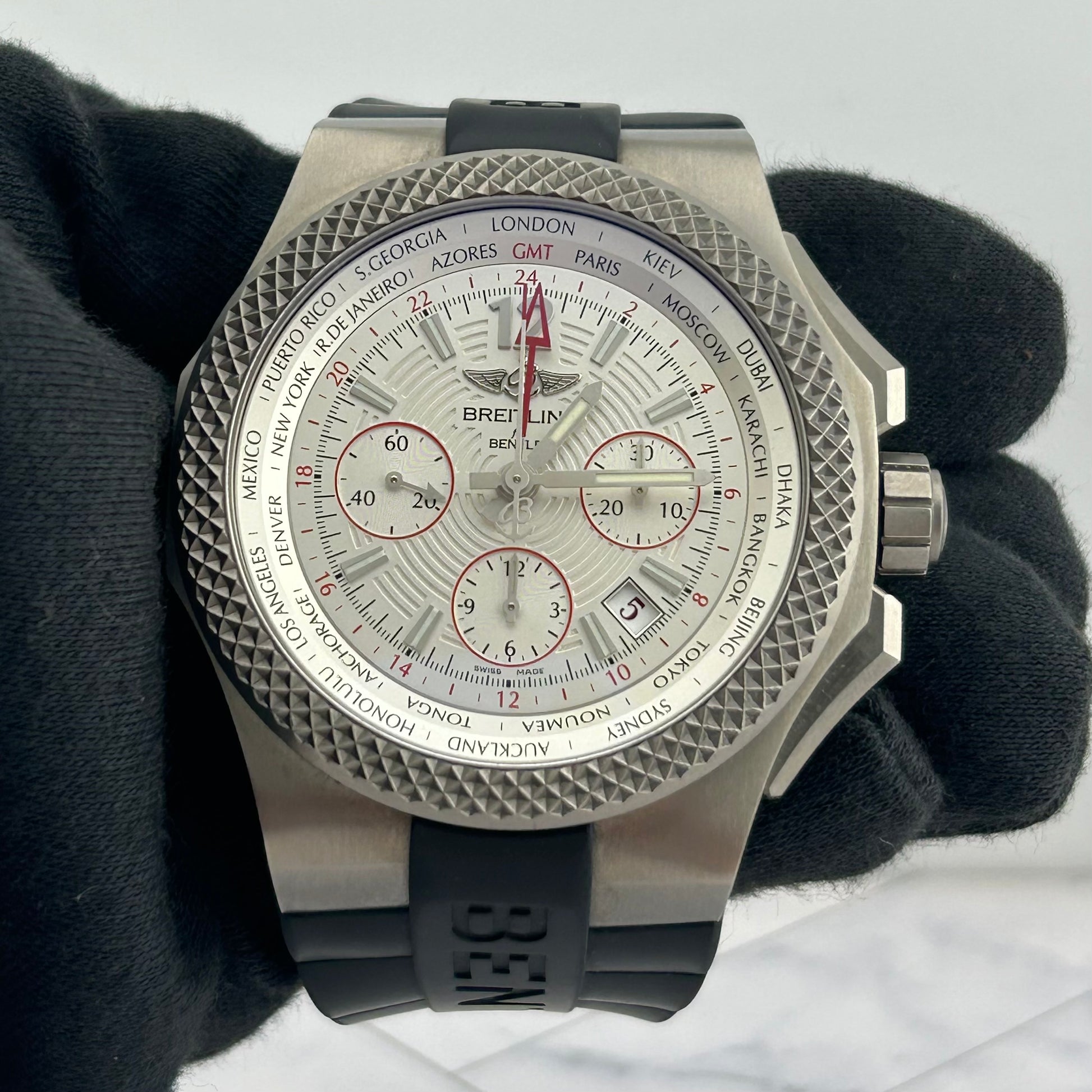 Breitling Bentley GMT Sliver Dial on Rubber & Metal Buckle Ref. EB0433/EB043335/G801 Papers 2017