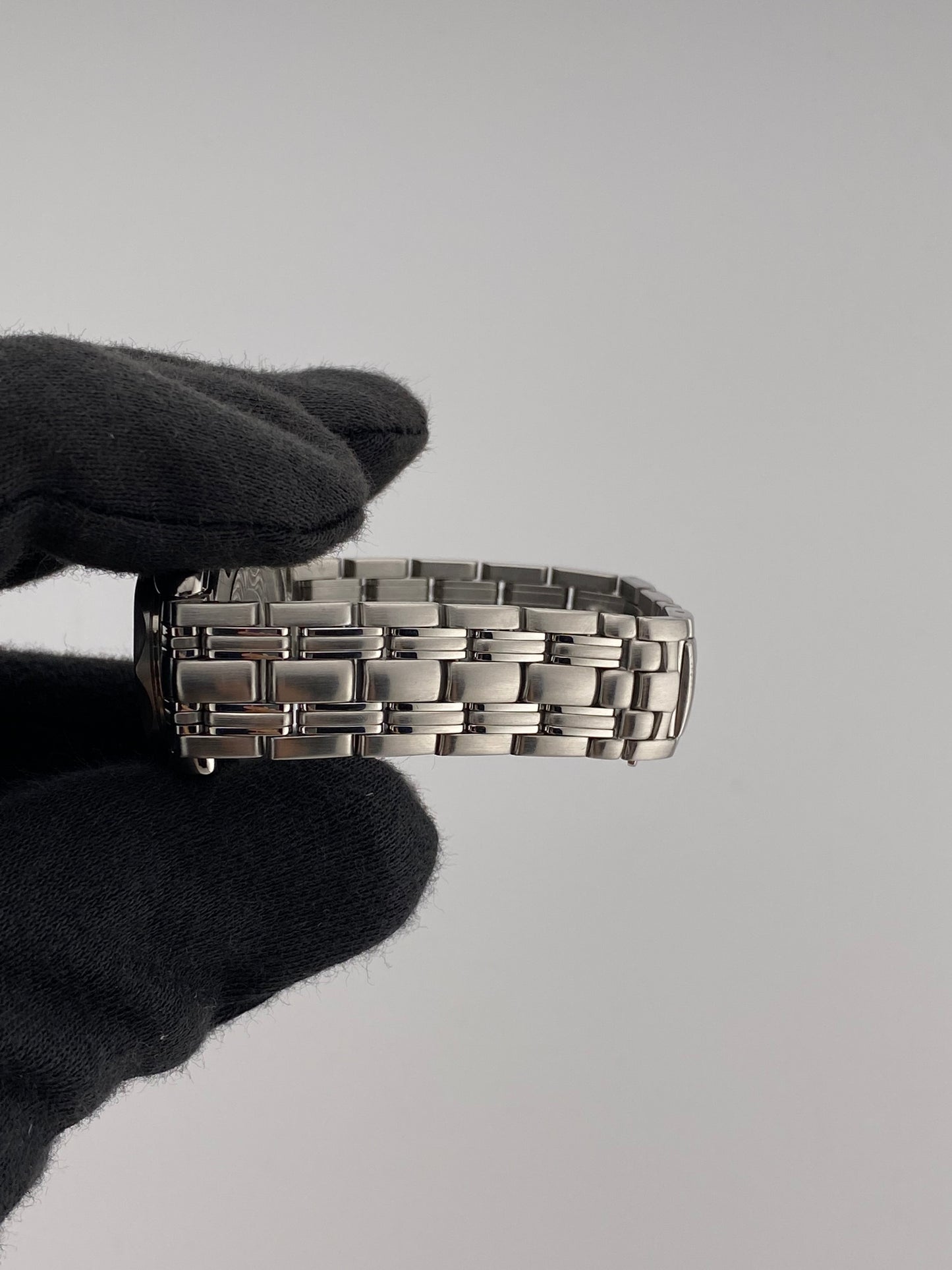 Omega Seamaster White Dial on Stainless Steel Bracelet Ref. 2583.20.00 — view 4