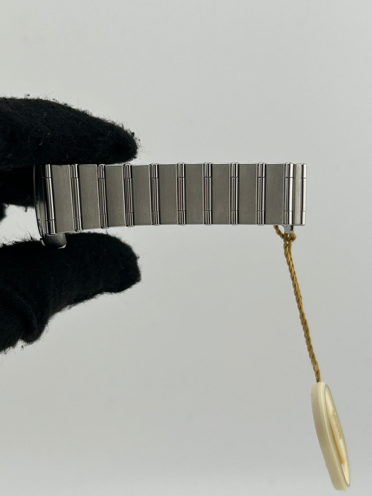 Omega Constellation Silver Dial on Stainless Steel Bracelet Ref. 1572.30.00 Card 2011 — view 5