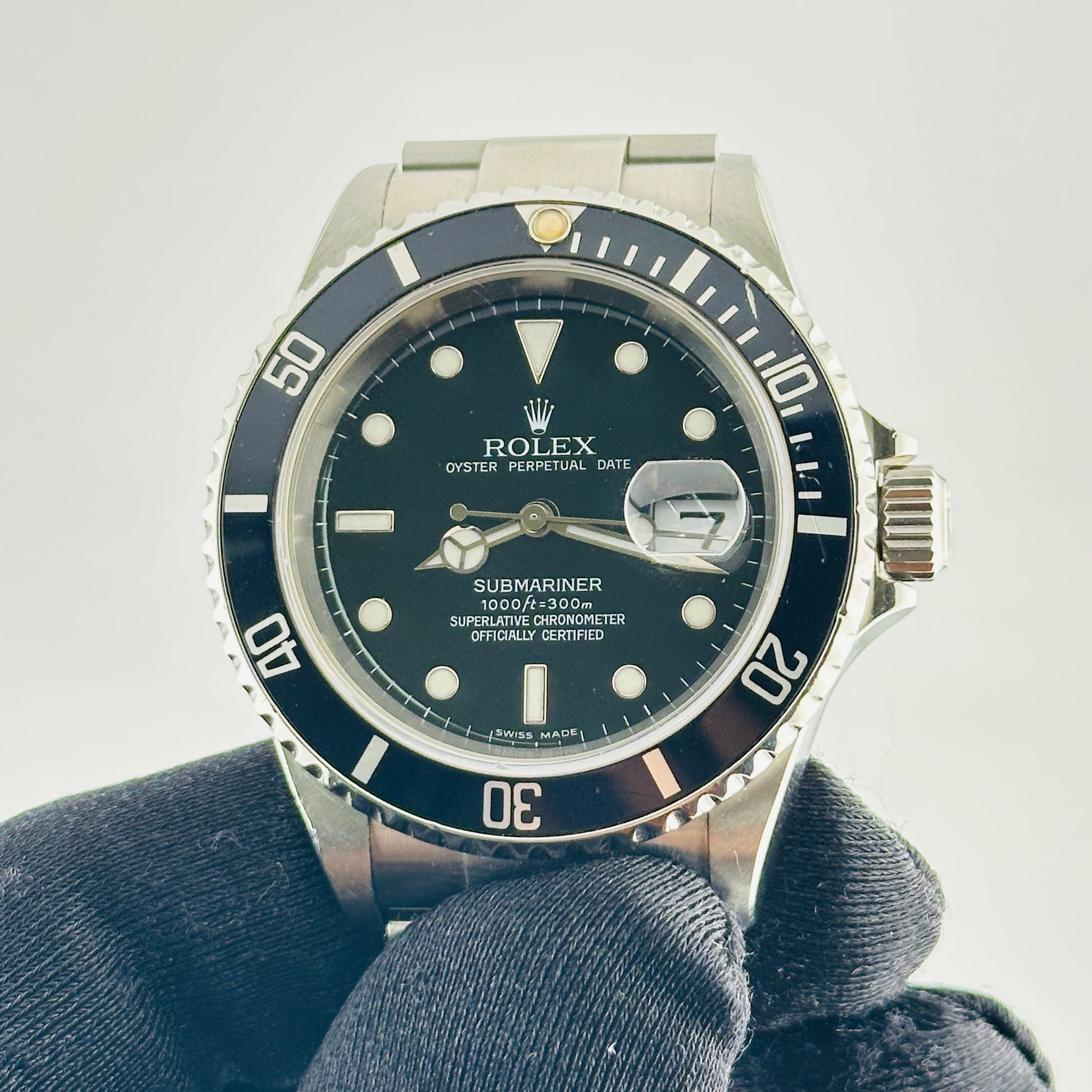 Rolex Submariner Black Dial on Oyster Bracelet Ref. 16610 Papers 2006 — view 3