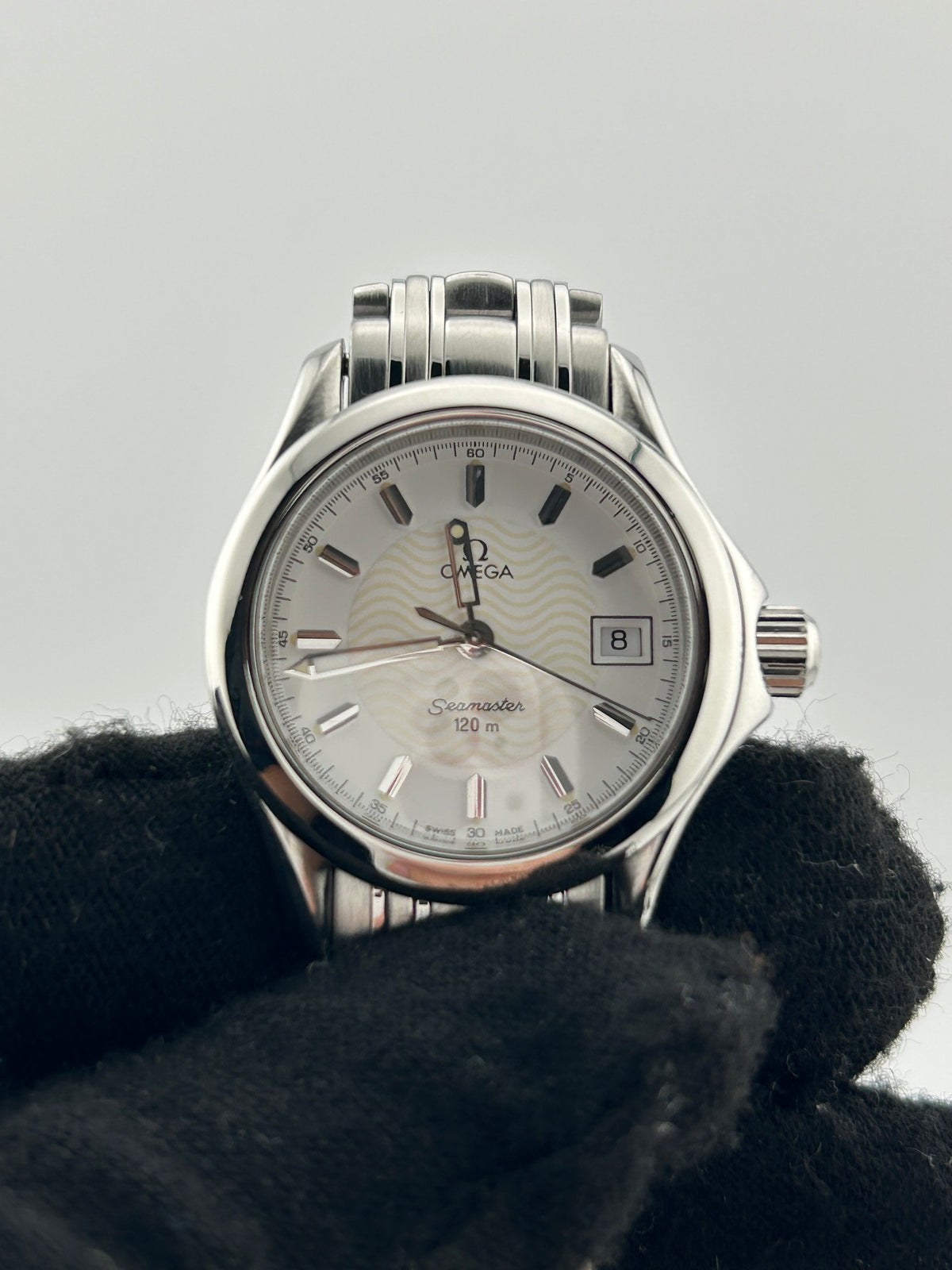 Omega Seamaster 120m Silver Dial on Stainless Steel Bracelet Ref. 2581.31.00 — view 3
