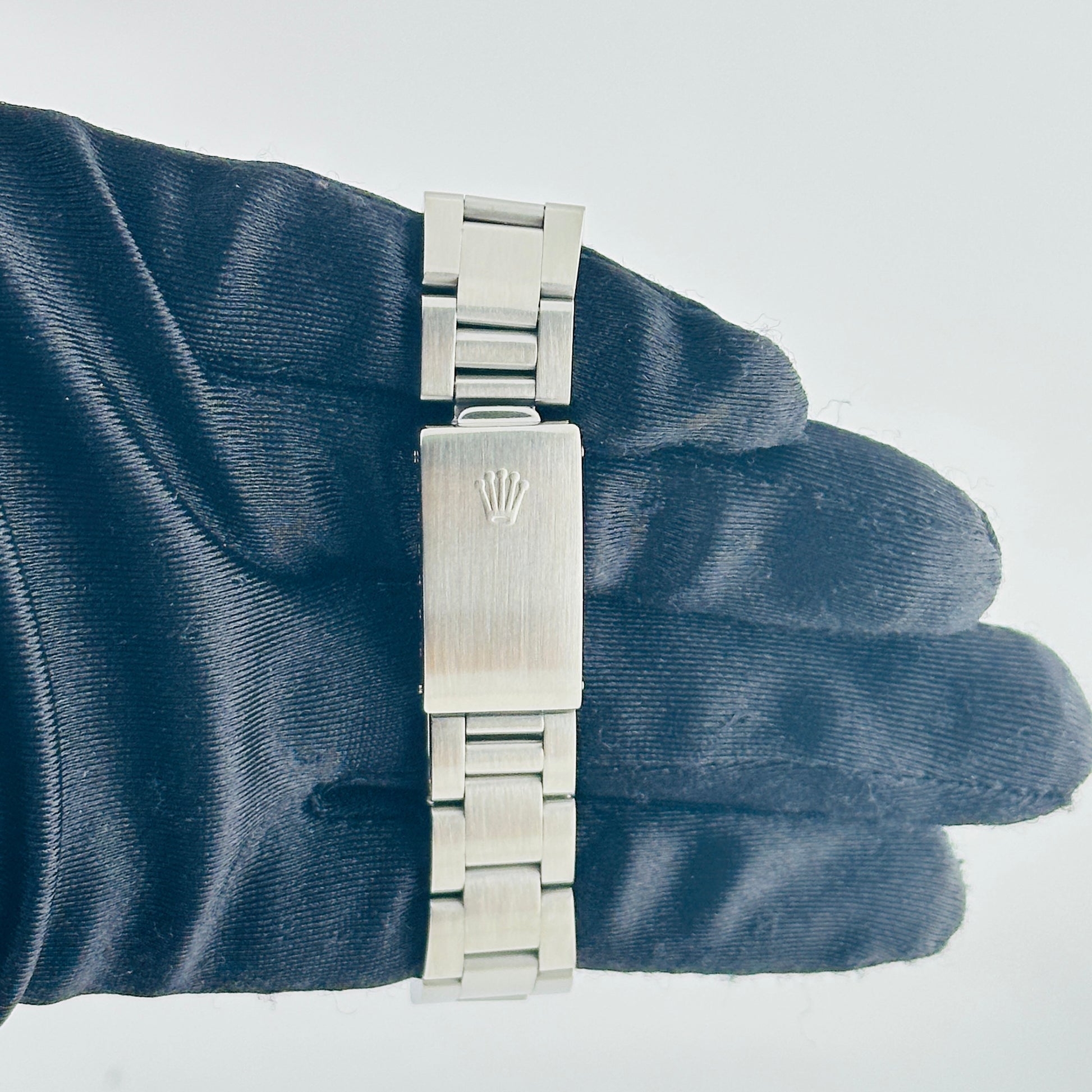 Rolex Oyster Perpetual Date Silver Stick Dial on Oyster Bracelet Ref. 15210 1991 — view 4
