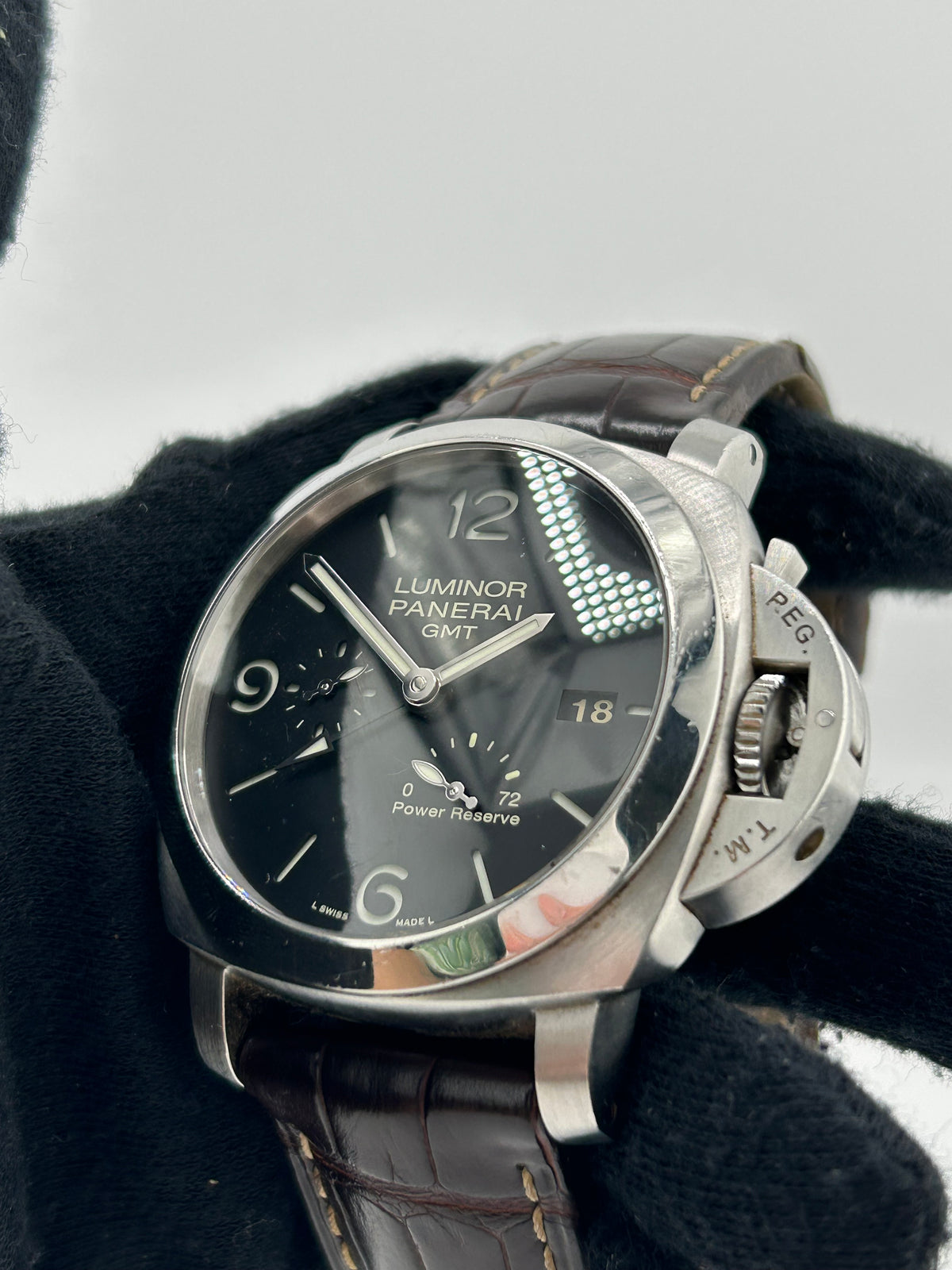 Panerai Luminor GMT Black Dial on Leather Ref. PAM00321 Complete 2015 — view 3