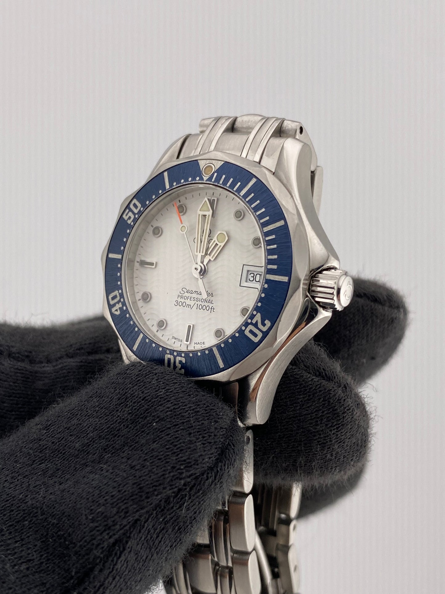 Omega Seamaster White Dial on Stainless Steel Bracelet Ref. 2583.20.00 — view 2