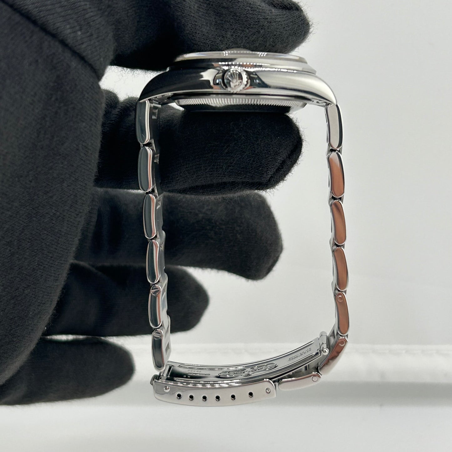 Rolex Oyster Perpetual Date Silver Stick Dial on Oyster Bracelet Ref. 15200 1999 — view 6