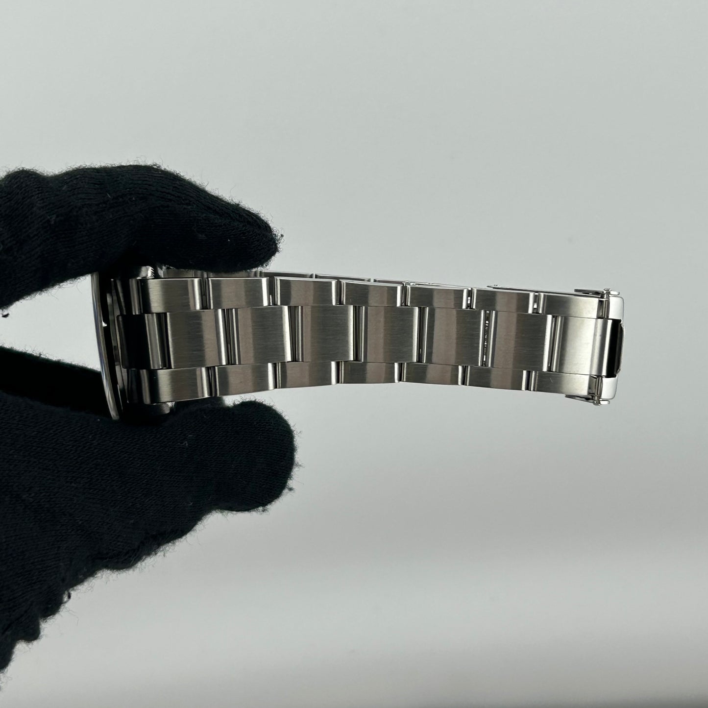 Rolex Explorer I Black Dial on Oyster Ref. 114270 Papers 2003 — view 5