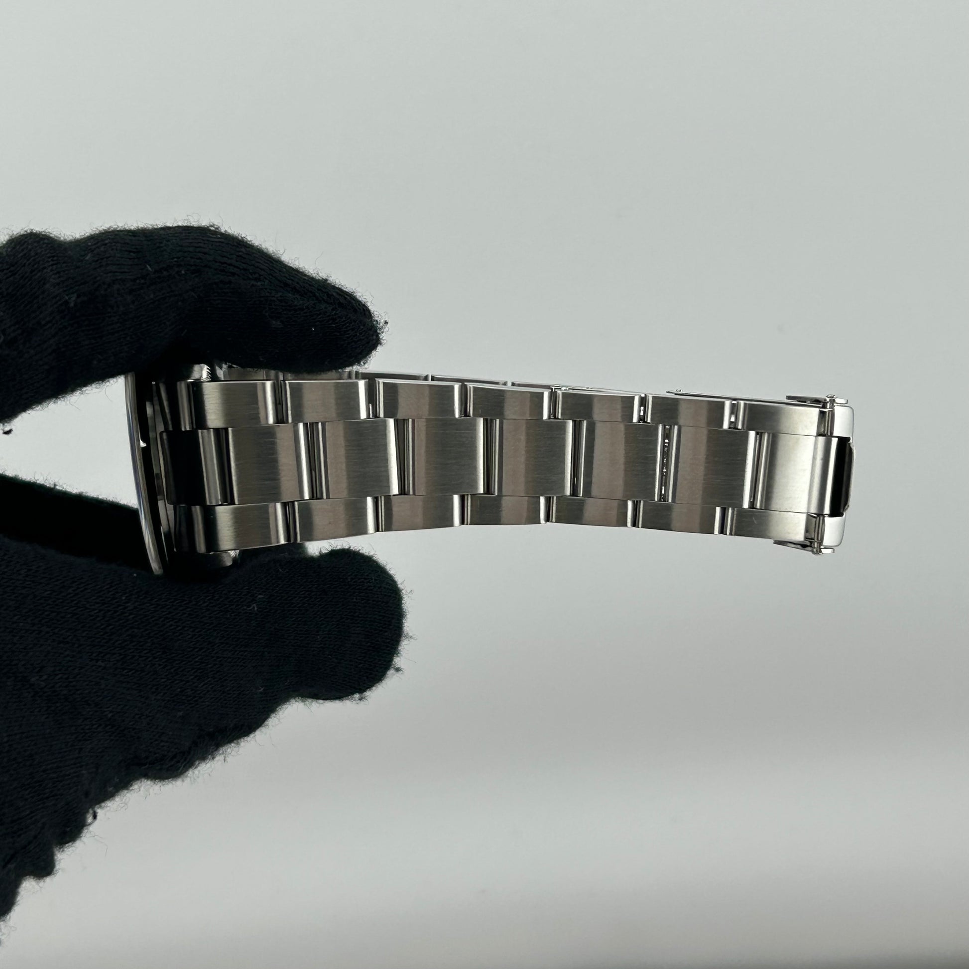 Rolex Explorer I Black Dial on Oyster Ref. 114270 Papers 2003 — view 5