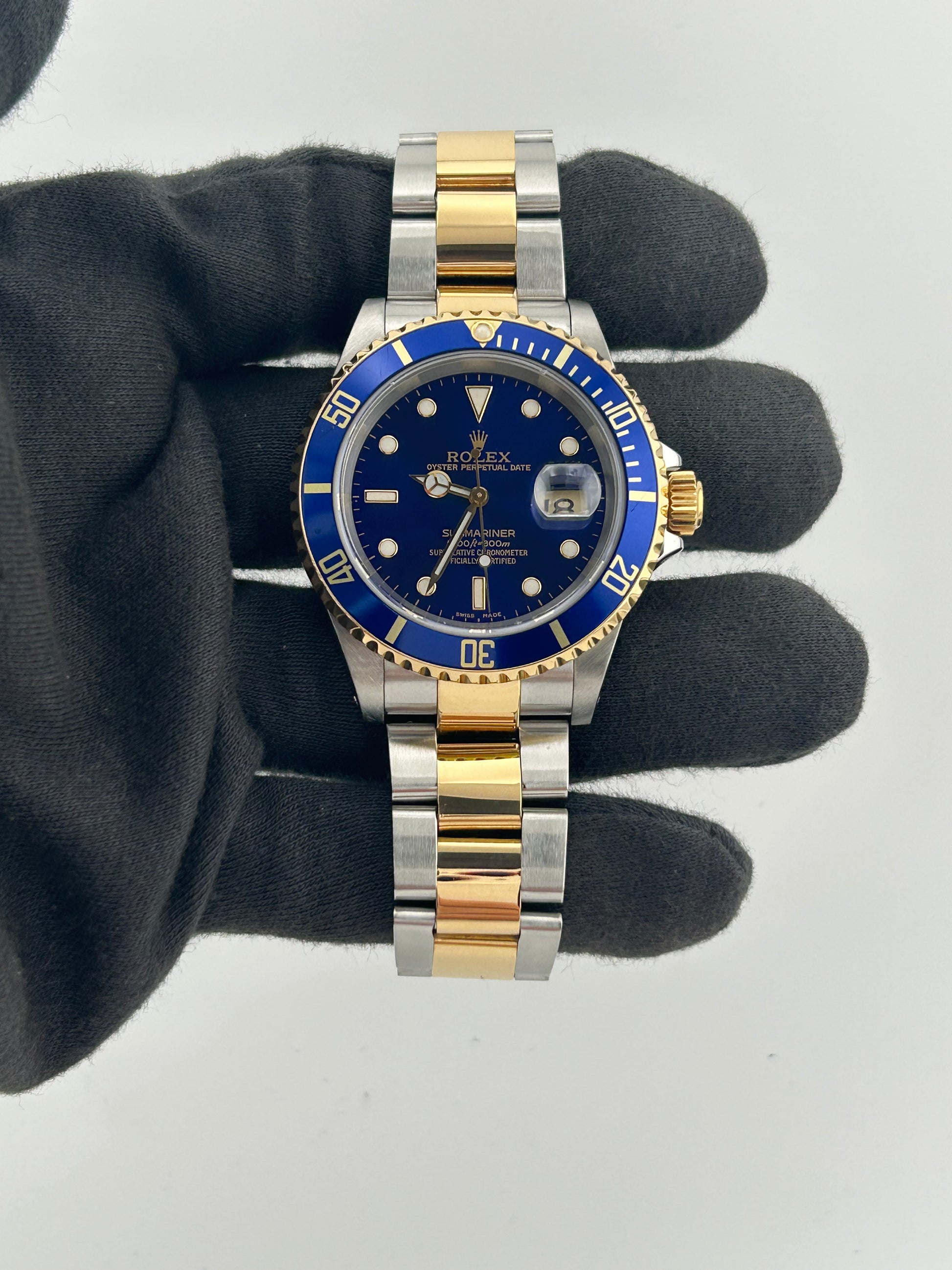 Rolex Submariner Blue Dial on Oyster Ref. 16613 Papers 2001 — view 2