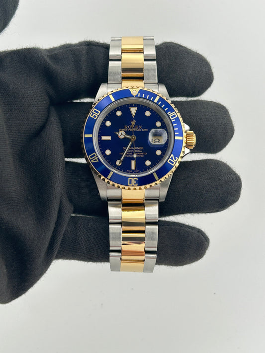 Rolex Submariner Blue Dial on Oyster Ref. 16613 Papers 2001 — view 2