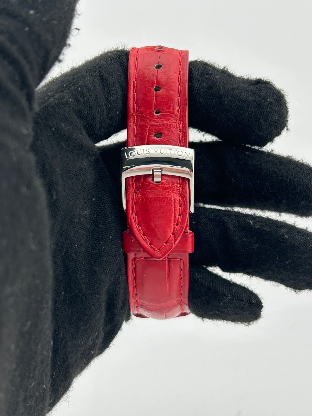 Louis Vuitton Tambour Silver Arabic Numerals Dial on Red Leather Band Ref. Q1310 — view 4
