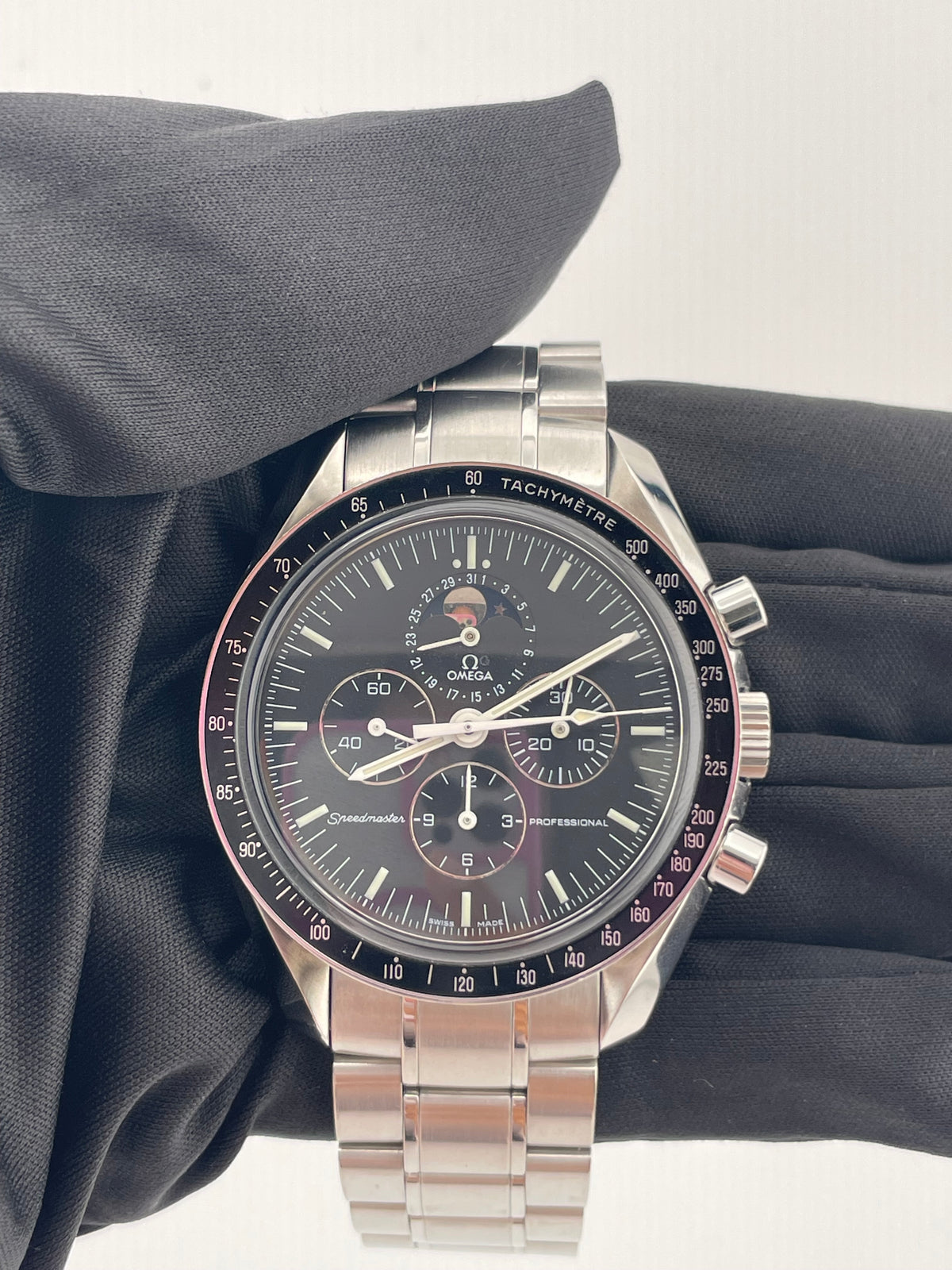 Omega Speedmaster Professional Moonwatch Black Dial on Stainless Steel Bracelet Ref. 3576.5 — view 2