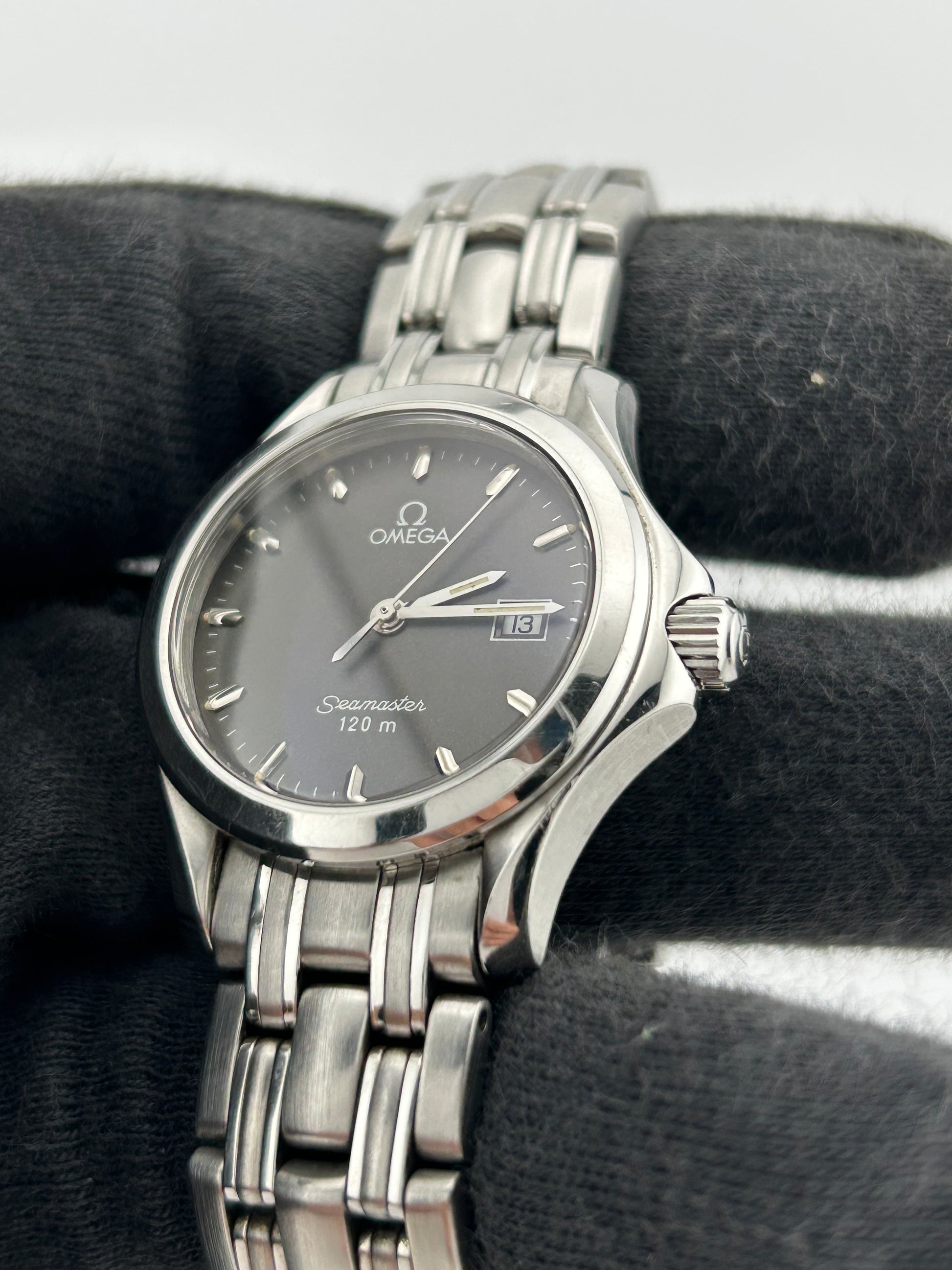 Omega Seamaster 120m Dark Gray Dial on Stainless Steel Bracelet Ref. 2571.41 Card 1993 — view 3