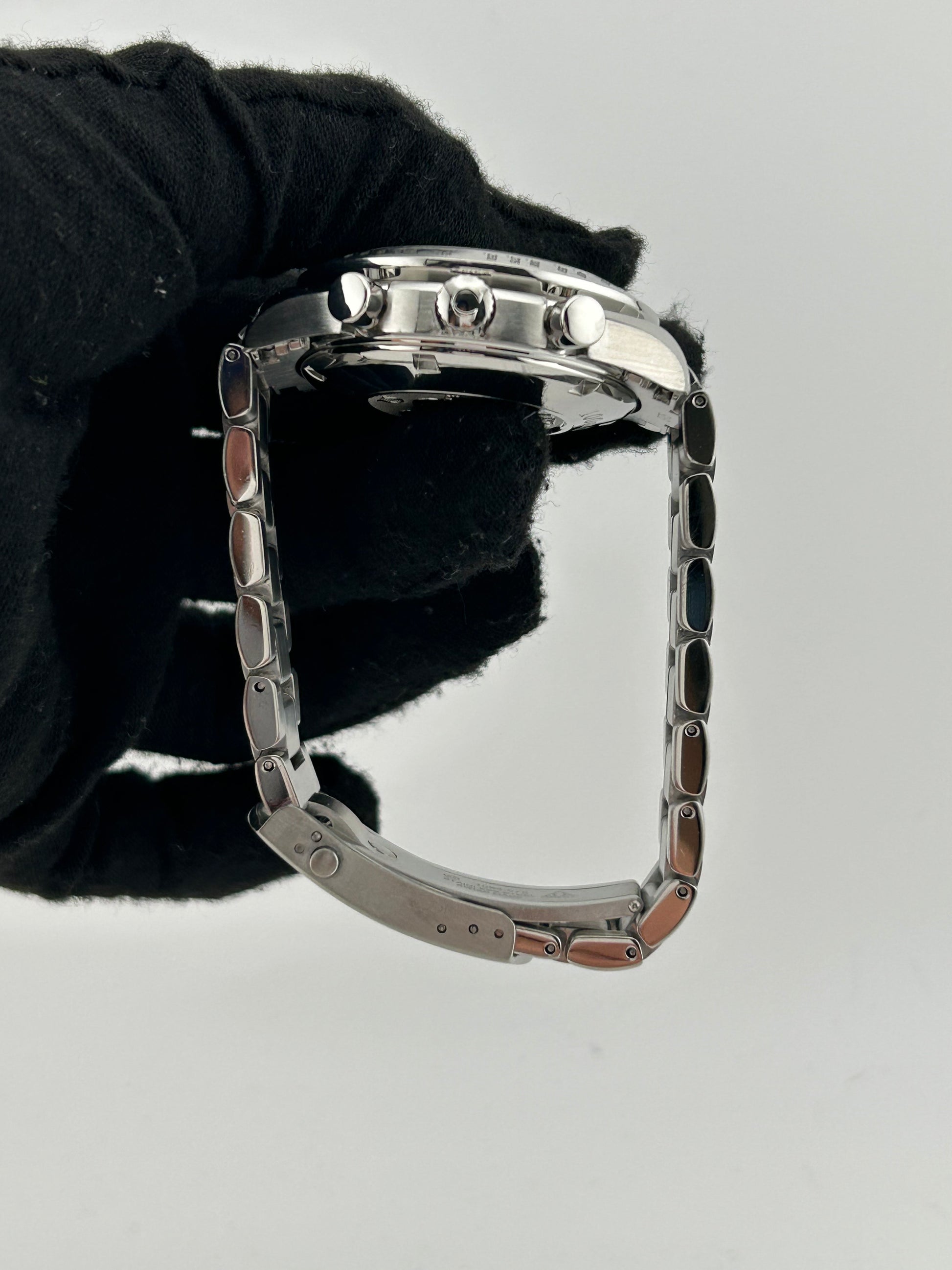Omega Speedmaster Date Silver Dial on Stainless Steel Bracelet Ref. 3211.30 — view 6