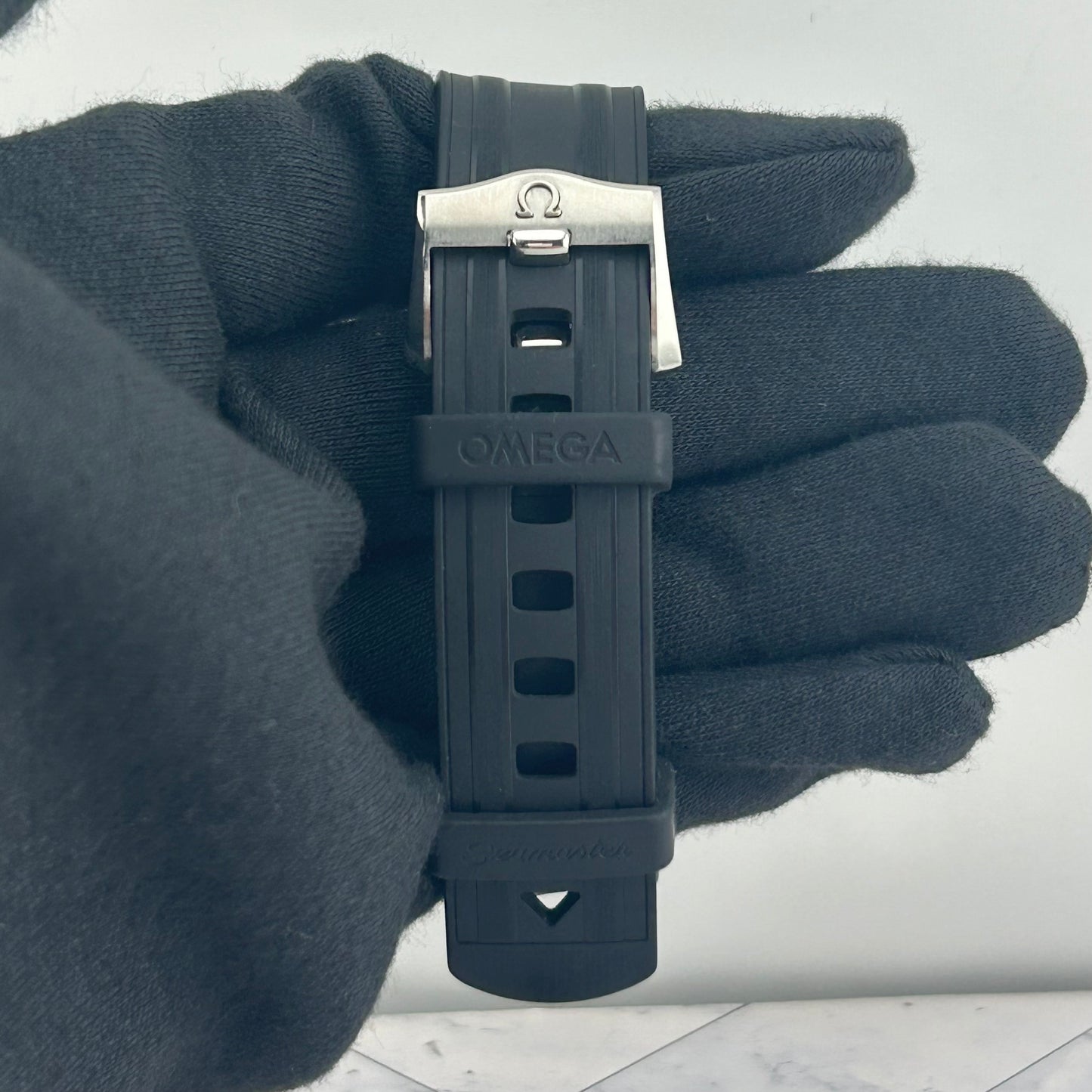 Omega Seamaster Diver 300M Black Dial on Rubber Strap Ref. 210.32.44.51.01.001 — view 4