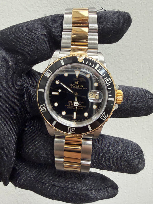 Rolex Submariner Black Dial on Oyster Ref. 16613 Papers 1990 — view 2