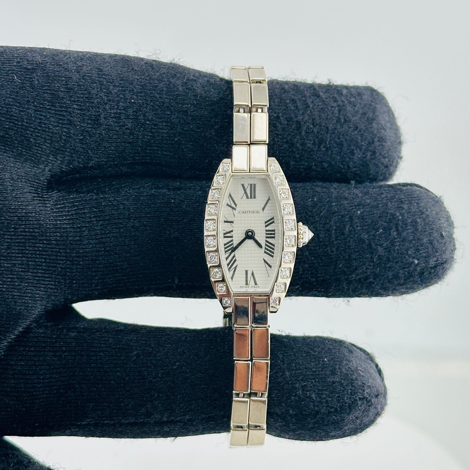 Cartier Tonneau Silver Roman Dial on Wg Ref. 2545 — view 2