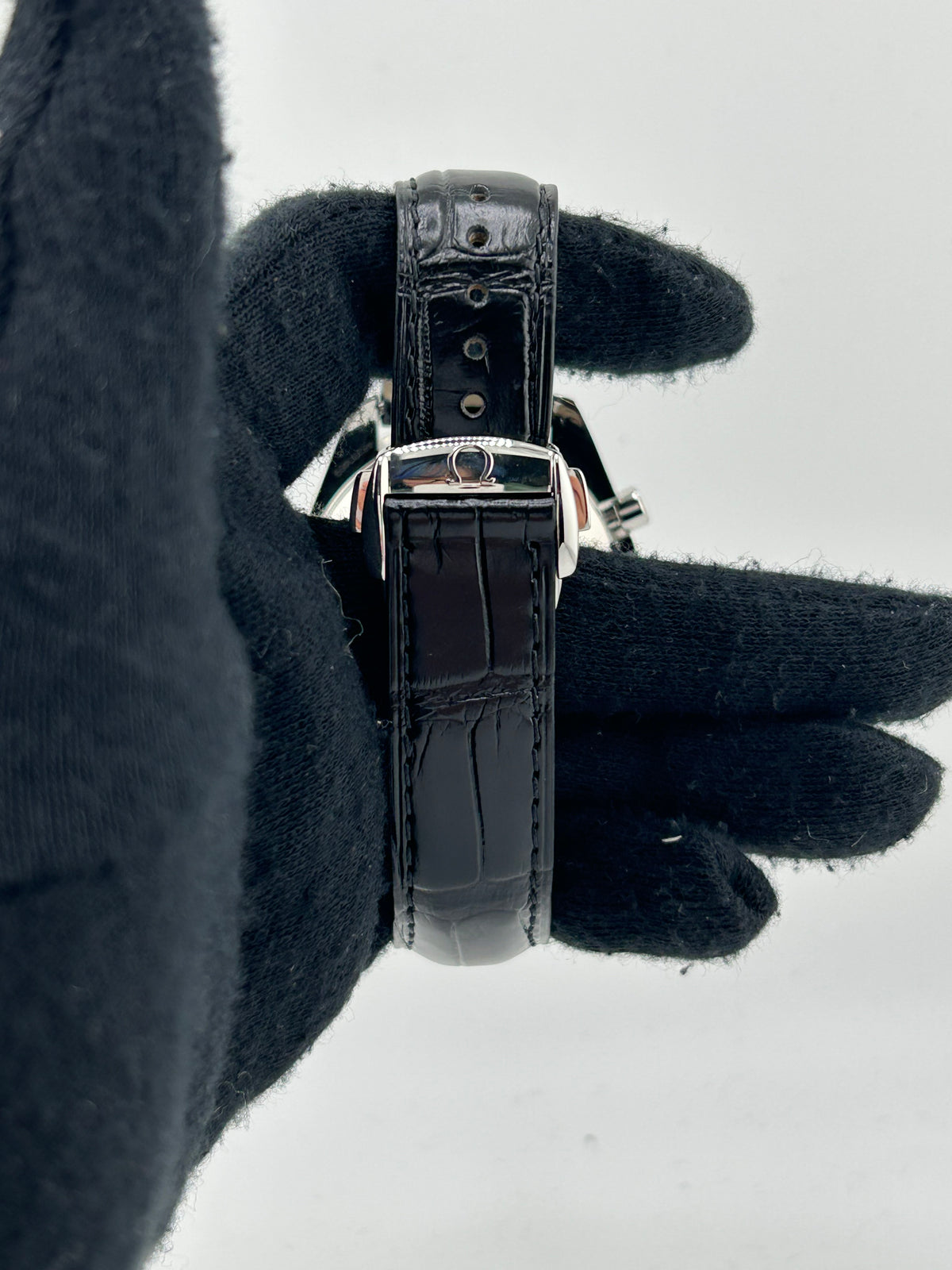 Omega Speedmaster Black Dial on Black Leather Strap Ref. 3590.50.00 — view 4
