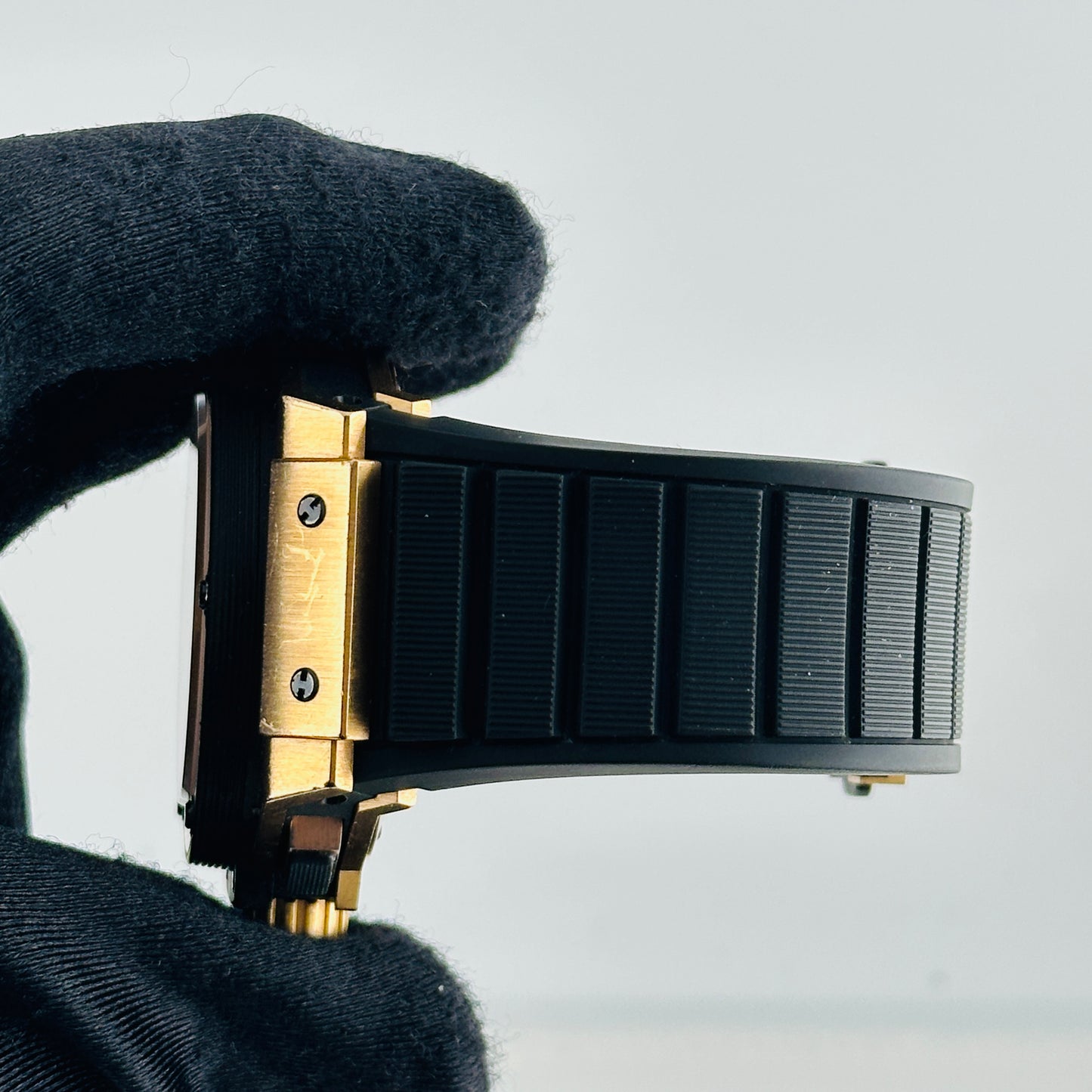 Hublot King Power Foudroyante Black Dial on Rubber Rose Gold Folding Clasp Ref. 715.PX.1128.RX 18K — view 5