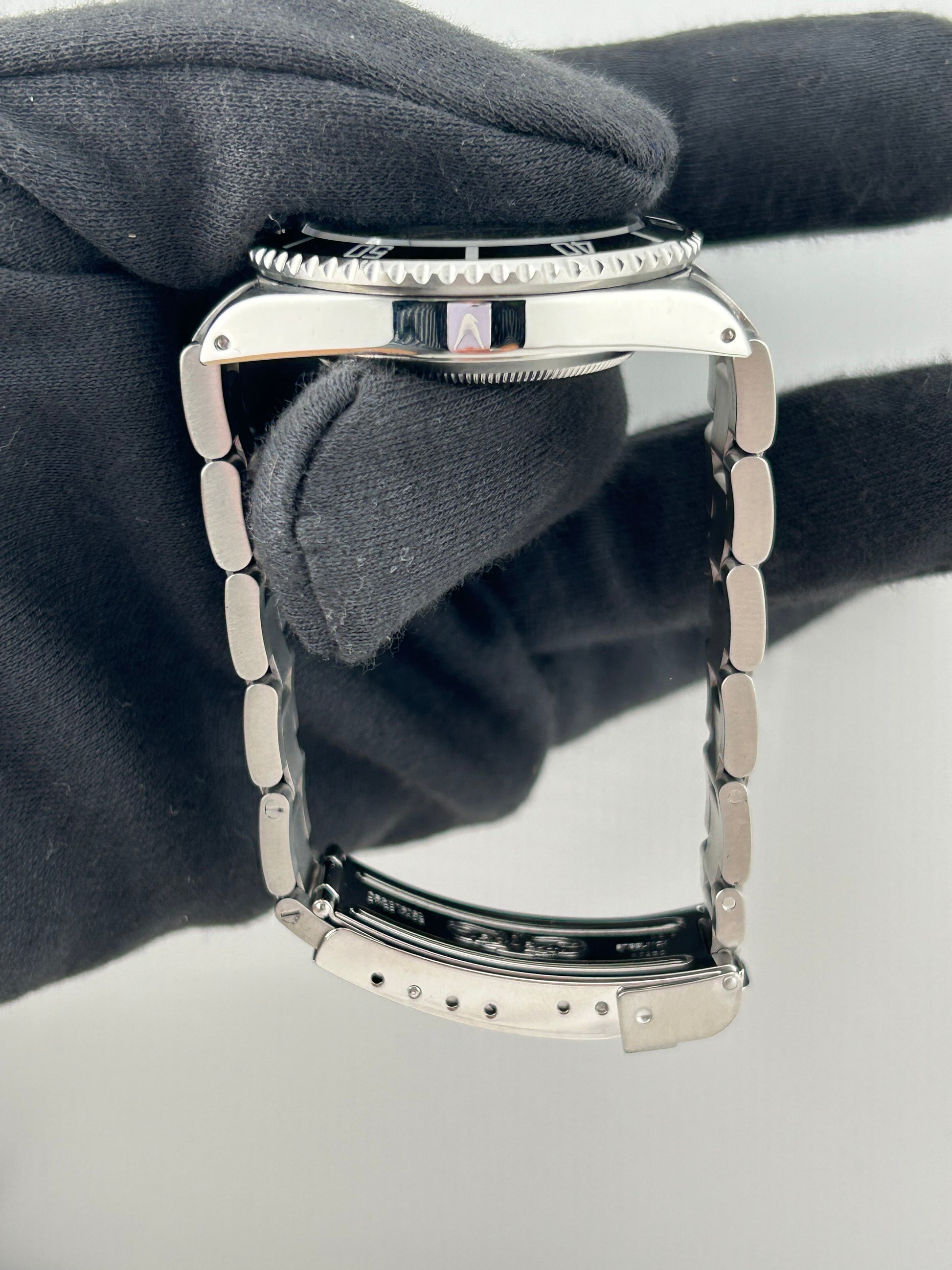 Rolex Submariner Date Black Dial on Oyster Ref. 16610 Papers 2002 — view 6
